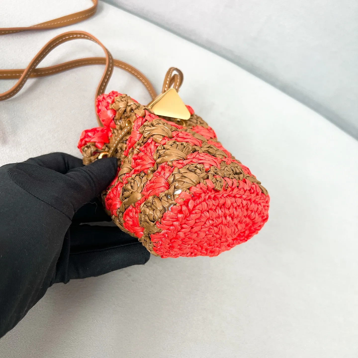 💰900✨New product launch✨2025 new raffia small lucky bag 1NR016 is made of raffia material and is equipped with a golden metal logo and a circular logo. The overall bag body is very cute and lightweight. The style is elegant and outstanding. It shows the charm of summer. A handbag that perfectly combines classic heritage and the trend of the times. A must-have for fairies. Size 9.5*9*6cm