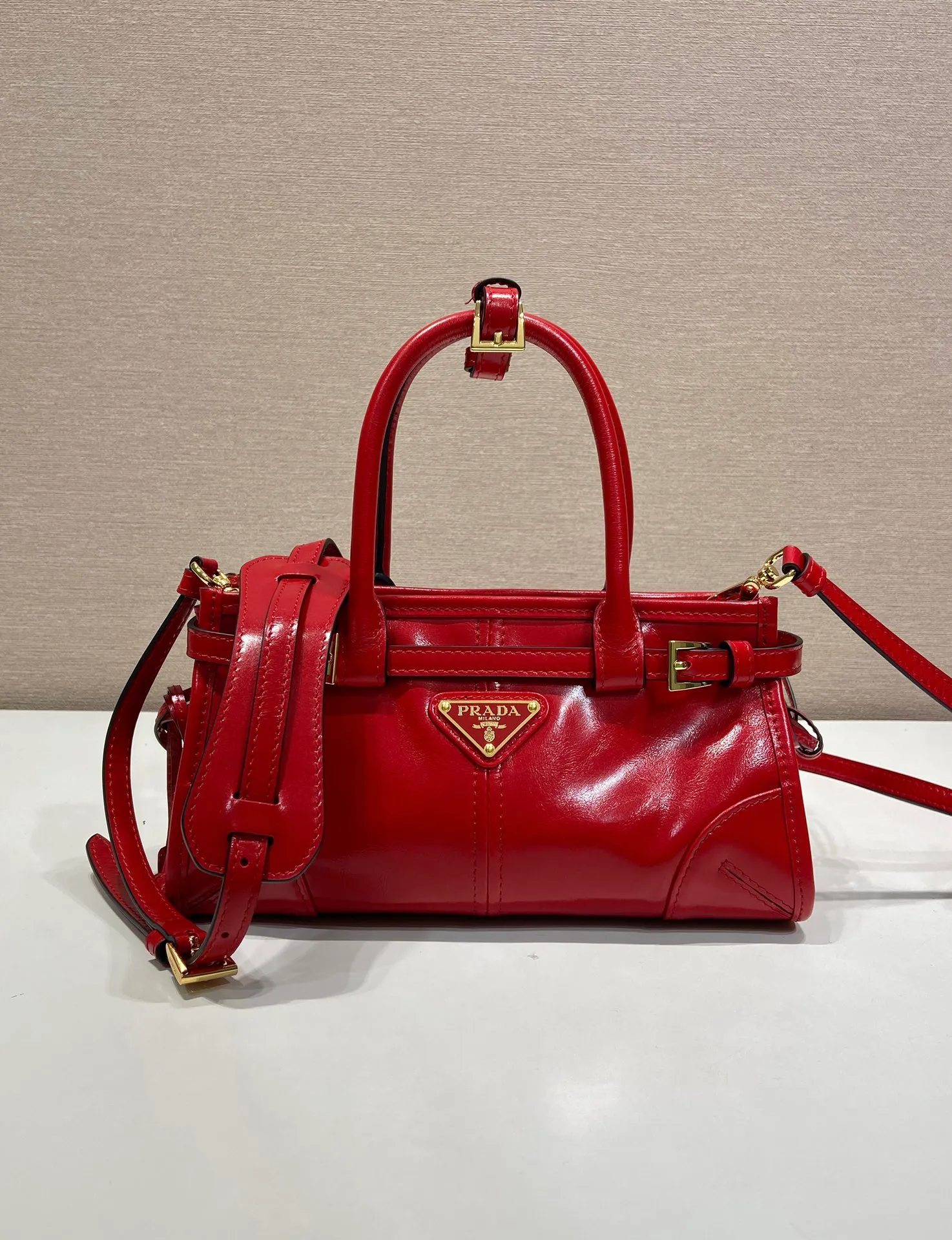 💰1500🎉Softlux oil wax skin🎉1BA486 mini size🎉🎉 This mini hand-held crossbody bag is made of imported waxed leather. The shiny color exudes a classic atmosphere. It is equipped with a detachable and adjustable long shoulder strap. It can be worn cross-body, hand-held or shoulder strap to meet all carrying methods. It has a very large capacity and is easy to use. It is definitely a must-have for fashionistas. It is small in size and is really cute. Hurry up and take this retro style handbag home! Length 23.5 Height 12x Bottom 9cm🎉🎉🎉👏👏👏