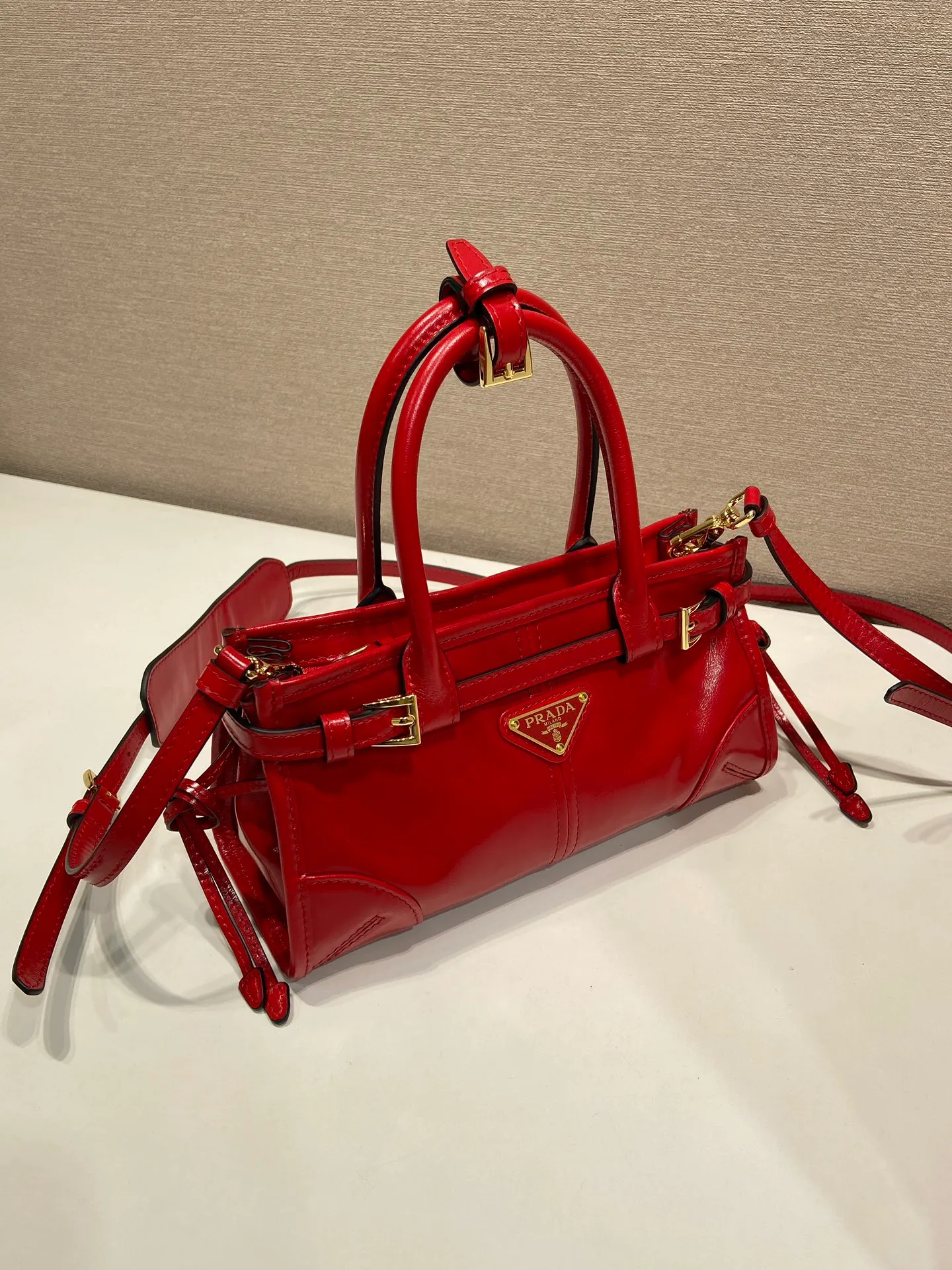 💰1500🎉Softlux oil wax skin🎉1BA486 mini size🎉🎉 This mini hand-held crossbody bag is made of imported waxed leather. The shiny color exudes a classic atmosphere. It is equipped with a detachable and adjustable long shoulder strap. It can be worn cross-body, hand-held or shoulder strap to meet all carrying methods. It has a very large capacity and is easy to use. It is definitely a must-have for fashionistas. It is small in size and is really cute. Hurry up and take this retro style handbag home! Length 23.5 Height 12x Bottom 9cm🎉🎉🎉👏👏👏