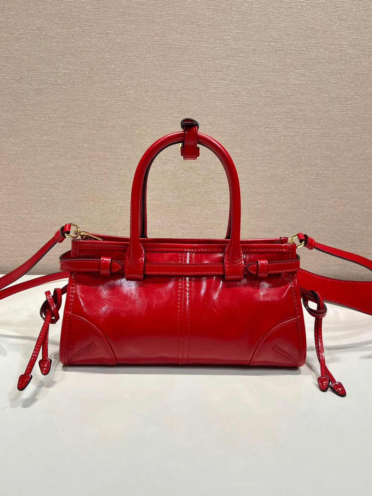 💰1500🎉Softlux oil wax skin🎉1BA486 mini size🎉🎉 This mini hand-held crossbody bag is made of imported waxed leather. The shiny color exudes a classic atmosphere. It is equipped with a detachable and adjustable long shoulder strap. It can be worn cross-body, hand-held or shoulder strap to meet all carrying methods. It has a very large capacity and is easy to use. It is definitely a must-have for fashionistas. It is small in size and is really cute. Hurry up and take this retro style handbag home! Length 23.5 Height 12x Bottom 9cm🎉🎉🎉👏👏👏