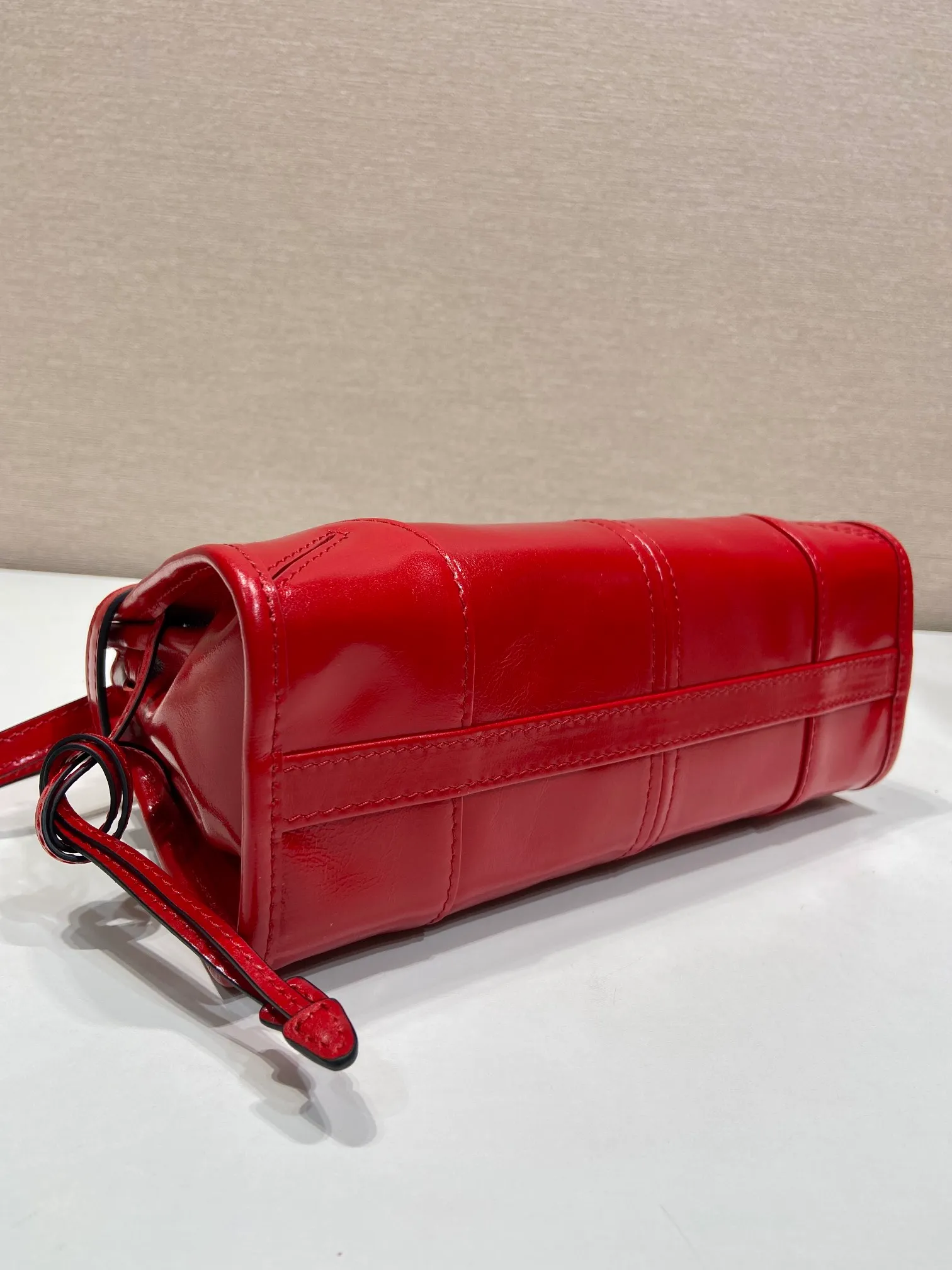 💰1500🎉Softlux oil wax skin🎉1BA486 mini size🎉🎉 This mini hand-held crossbody bag is made of imported waxed leather. The shiny color exudes a classic atmosphere. It is equipped with a detachable and adjustable long shoulder strap. It can be worn cross-body, hand-held or shoulder strap to meet all carrying methods. It has a very large capacity and is easy to use. It is definitely a must-have for fashionistas. It is small in size and is really cute. Hurry up and take this retro style handbag home! Length 23.5 Height 12x Bottom 9cm🎉🎉🎉👏👏👏