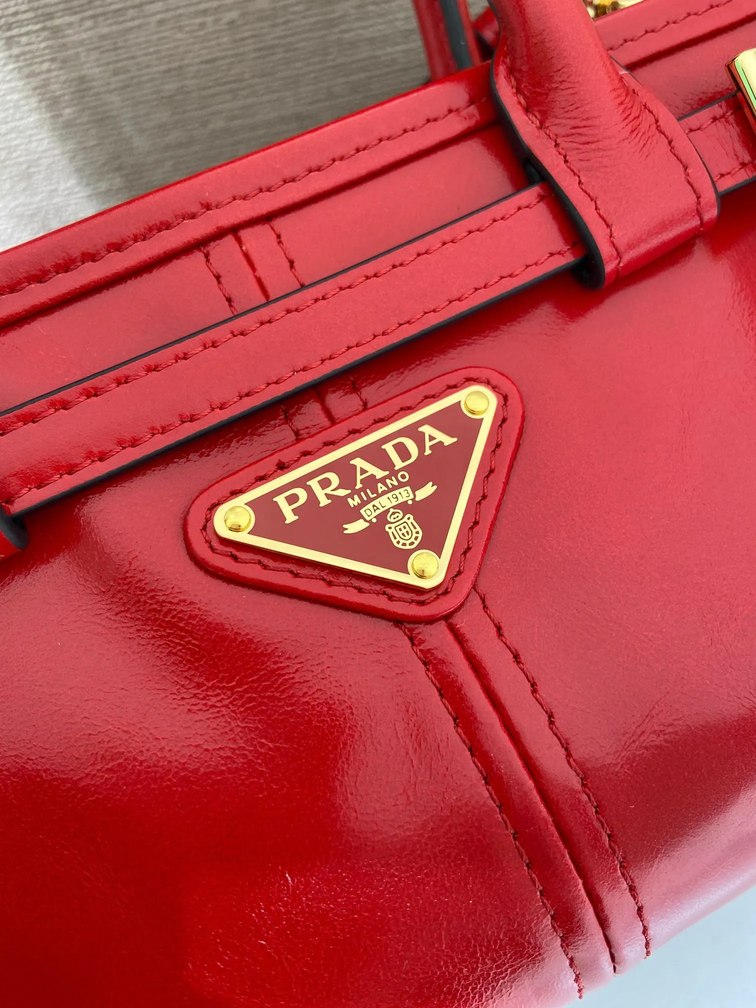 💰1500🎉Softlux oil wax skin🎉1BA486 mini size🎉🎉 This mini hand-held crossbody bag is made of imported waxed leather. The shiny color exudes a classic atmosphere. It is equipped with a detachable and adjustable long shoulder strap. It can be worn cross-body, hand-held or shoulder strap to meet all carrying methods. It has a very large capacity and is easy to use. It is definitely a must-have for fashionistas. It is small in size and is really cute. Hurry up and take this retro style handbag home! Length 23.5 Height 12x Bottom 9cm🎉🎉🎉👏👏👏