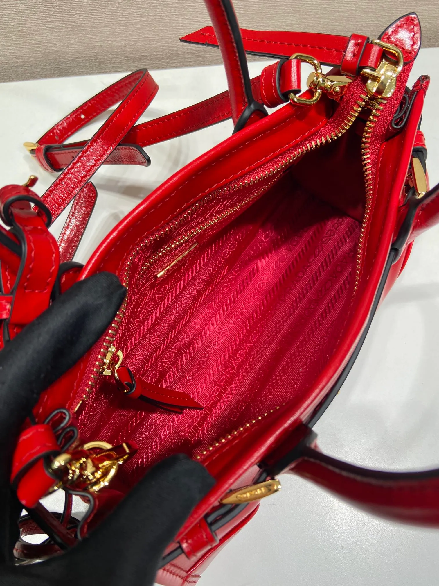 💰1500🎉Softlux oil wax skin🎉1BA486 mini size🎉🎉 This mini hand-held crossbody bag is made of imported waxed leather. The shiny color exudes a classic atmosphere. It is equipped with a detachable and adjustable long shoulder strap. It can be worn cross-body, hand-held or shoulder strap to meet all carrying methods. It has a very large capacity and is easy to use. It is definitely a must-have for fashionistas. It is small in size and is really cute. Hurry up and take this retro style handbag home! Length 23.5 Height 12x Bottom 9cm🎉🎉🎉👏👏👏