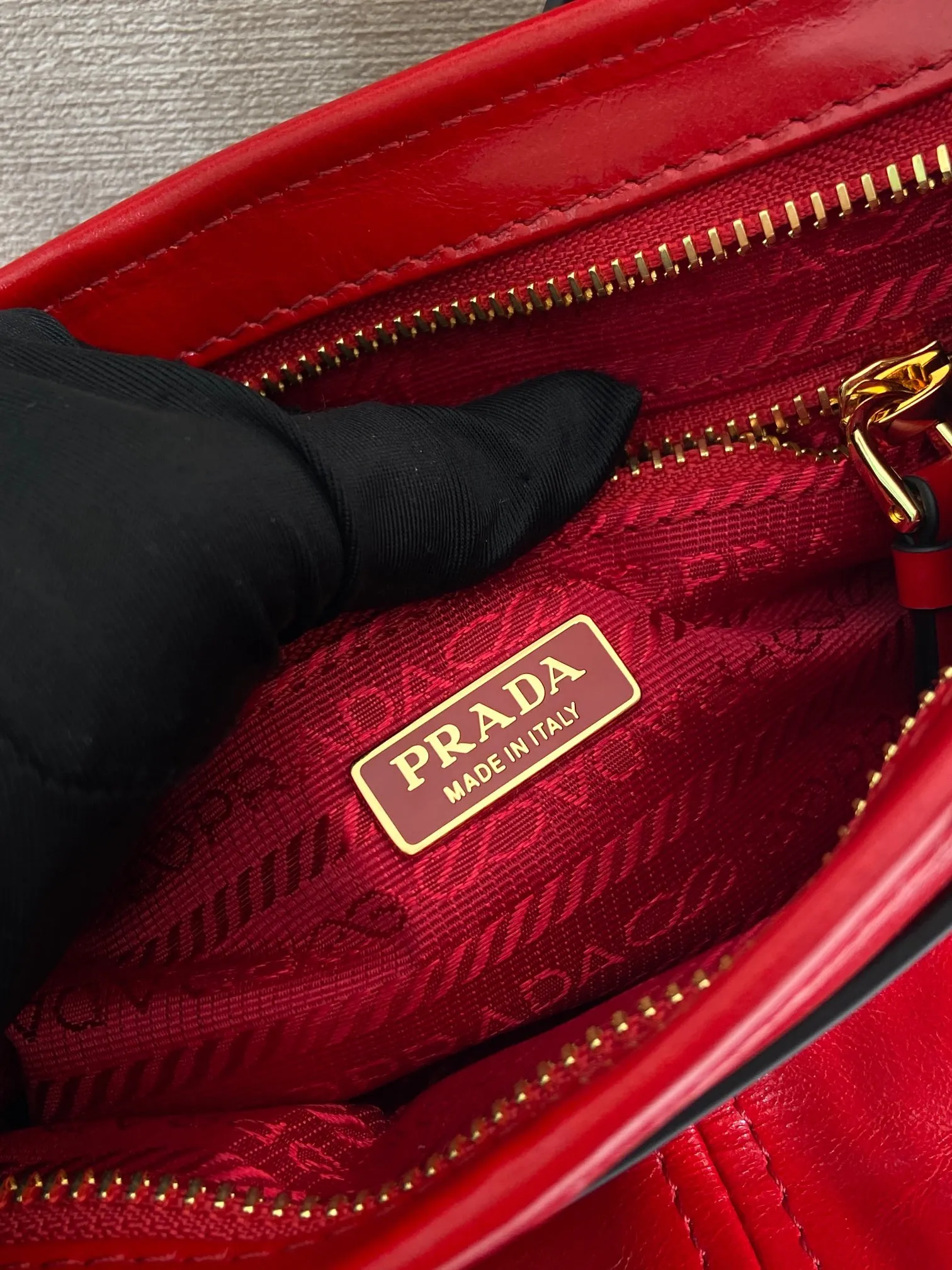 💰1500🎉Softlux oil wax skin🎉1BA486 mini size🎉🎉 This mini hand-held crossbody bag is made of imported waxed leather. The shiny color exudes a classic atmosphere. It is equipped with a detachable and adjustable long shoulder strap. It can be worn cross-body, hand-held or shoulder strap to meet all carrying methods. It has a very large capacity and is easy to use. It is definitely a must-have for fashionistas. It is small in size and is really cute. Hurry up and take this retro style handbag home! Length 23.5 Height 12x Bottom 9cm🎉🎉🎉👏👏👏