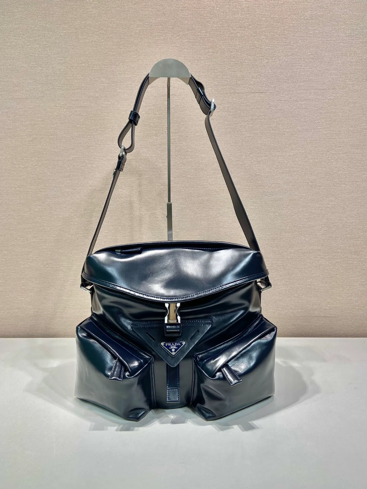 💰1900🎉New men's bag🎉2VD062 oil wax leather🎉🎉 This cross-body bag is made of imported oil wax leather and top-grade hardware. Designed with 2 utility pockets on the front, flap buckle, and long adjustable shoulder straps. Large capacity space and many compartments. It is practical and elegant, hurry up and get it, it is another popular style that will never go out of style🎉🎉 Length 29x Height 23x Bottom 15cm🎉🎉🎉👏👏👏