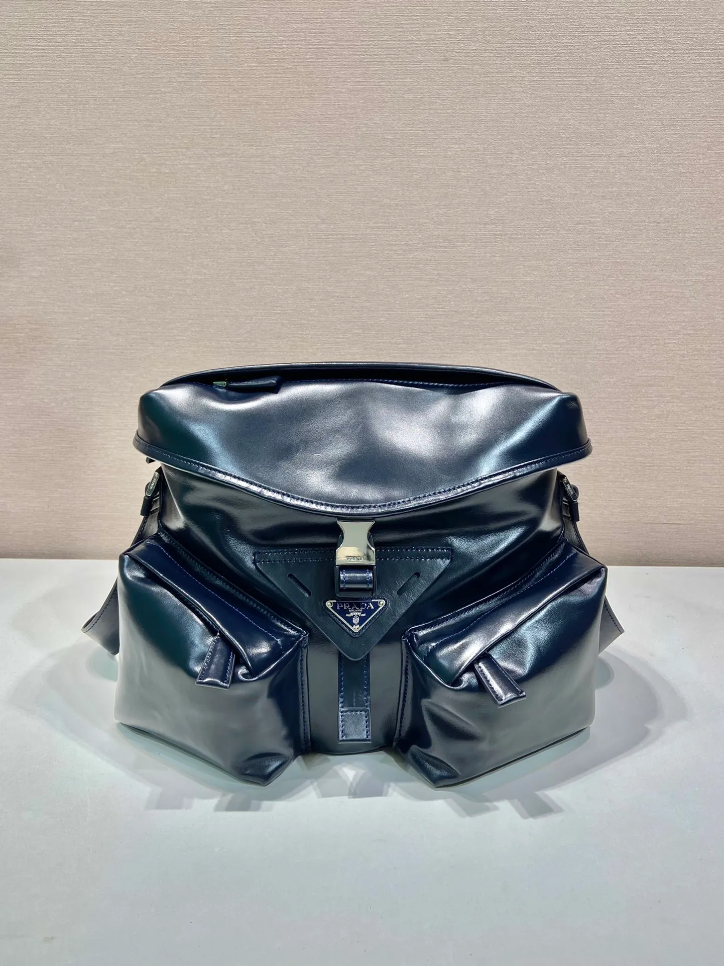 💰1900🎉New men's bag🎉2VD062 oil wax leather🎉🎉 This cross-body bag is made of imported oil wax leather and top-grade hardware. Designed with 2 utility pockets on the front, flap buckle, and long adjustable shoulder straps. Large capacity space and many compartments. It is practical and elegant, hurry up and get it, it is another popular style that will never go out of style🎉🎉 Length 29x Height 23x Bottom 15cm🎉🎉🎉👏👏👏