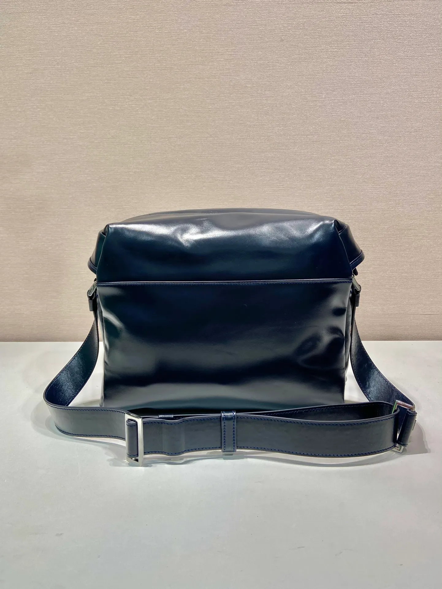 💰1900🎉New men's bag🎉2VD062 oil wax leather🎉🎉 This cross-body bag is made of imported oil wax leather and top-grade hardware. Designed with 2 utility pockets on the front, flap buckle, and long adjustable shoulder straps. Large capacity space and many compartments. It is practical and elegant, hurry up and get it, it is another popular style that will never go out of style🎉🎉 Length 29x Height 23x Bottom 15cm🎉🎉🎉👏👏👏