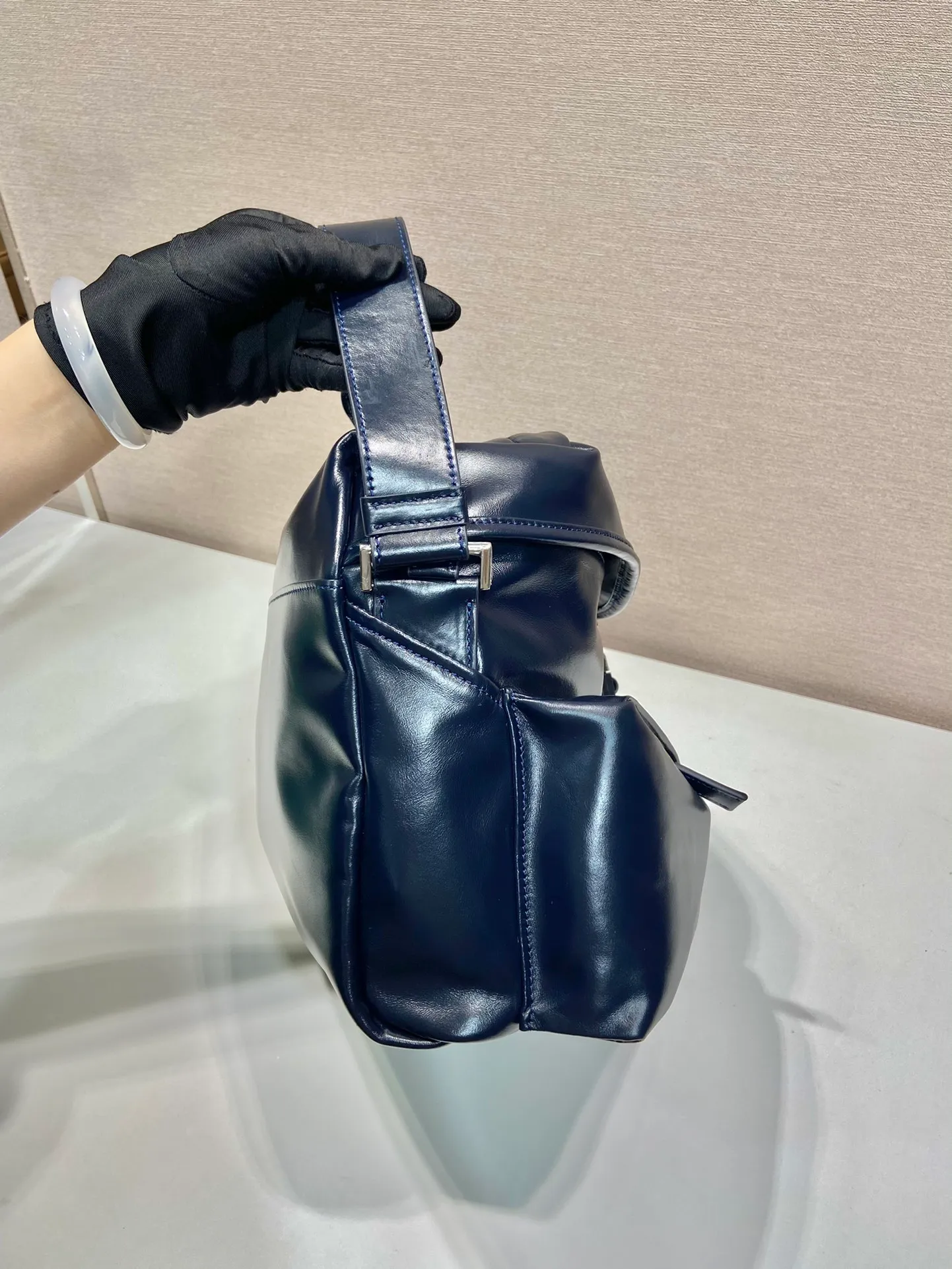 💰1900🎉New men's bag🎉2VD062 oil wax leather🎉🎉 This cross-body bag is made of imported oil wax leather and top-grade hardware. Designed with 2 utility pockets on the front, flap buckle, and long adjustable shoulder straps. Large capacity space and many compartments. It is practical and elegant, hurry up and get it, it is another popular style that will never go out of style🎉🎉 Length 29x Height 23x Bottom 15cm🎉🎉🎉👏👏👏