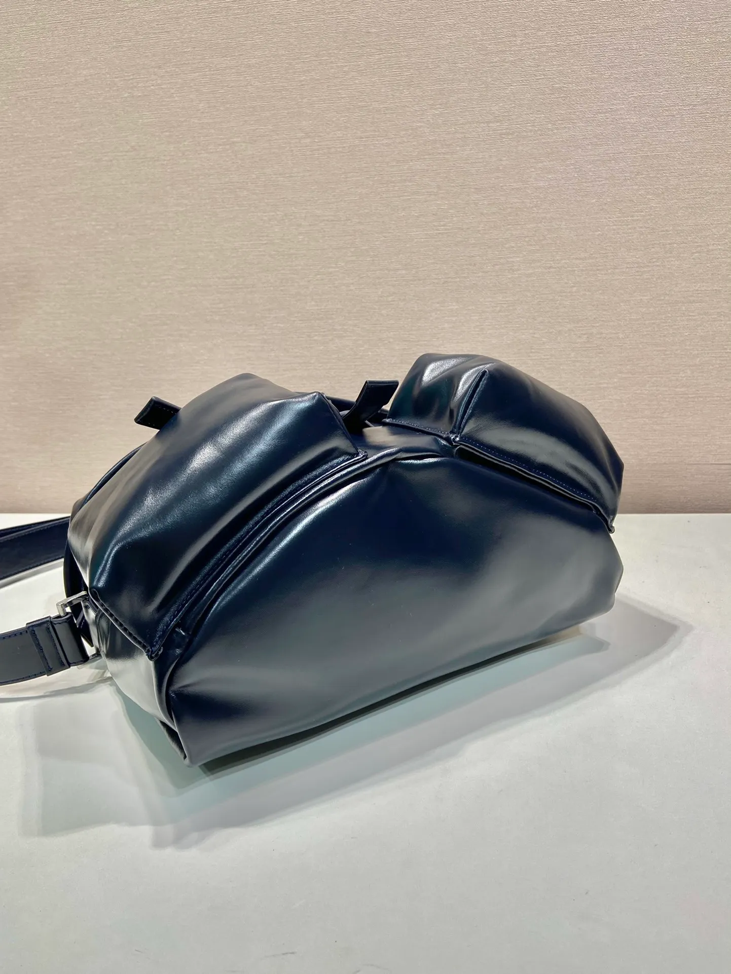 💰1900🎉New men's bag🎉2VD062 oil wax leather🎉🎉 This cross-body bag is made of imported oil wax leather and top-grade hardware. Designed with 2 utility pockets on the front, flap buckle, and long adjustable shoulder straps. Large capacity space and many compartments. It is practical and elegant, hurry up and get it, it is another popular style that will never go out of style🎉🎉 Length 29x Height 23x Bottom 15cm🎉🎉🎉👏👏👏