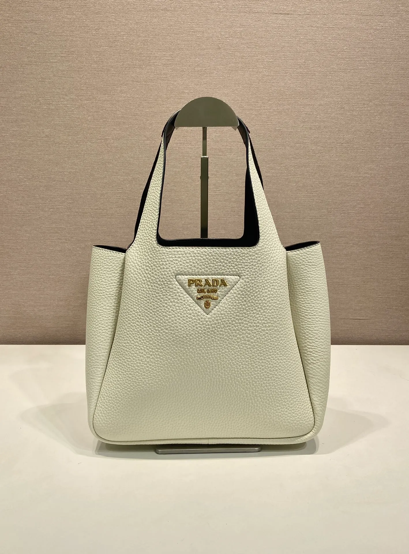 💰1700 ✨New Bucket Bag✨1BG335😘The latest vegetable basket😘😘 Made of soft and delicate calfskin vegetable basket tote underarm bag, with imported sheepskin inside, top-grade white lace hardware, the overall feel is very soft/lightweight😘😘There are many compartments, it can be carried by hand or used as an under-the-hood bag, and it can be matched with different clothes. So beautiful😘😘Hurry up and get it🙊 Length 25x height 21.5x base 14cm👏👏👏💰💰