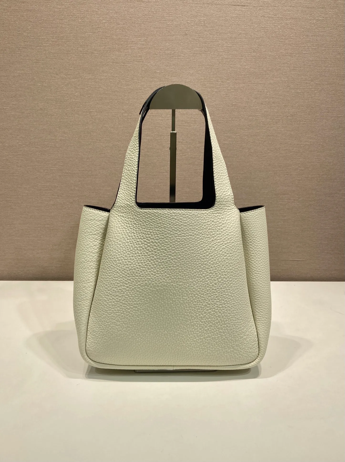 💰1700 ✨New Bucket Bag✨1BG335😘The latest vegetable basket😘😘 Made of soft and delicate calfskin vegetable basket tote underarm bag, with imported sheepskin inside, top-grade white lace hardware, the overall feel is very soft/lightweight😘😘There are many compartments, it can be carried by hand or used as an under-the-hood bag, and it can be matched with different clothes. So beautiful😘😘Hurry up and get it🙊 Length 25x height 21.5x base 14cm👏👏👏💰💰