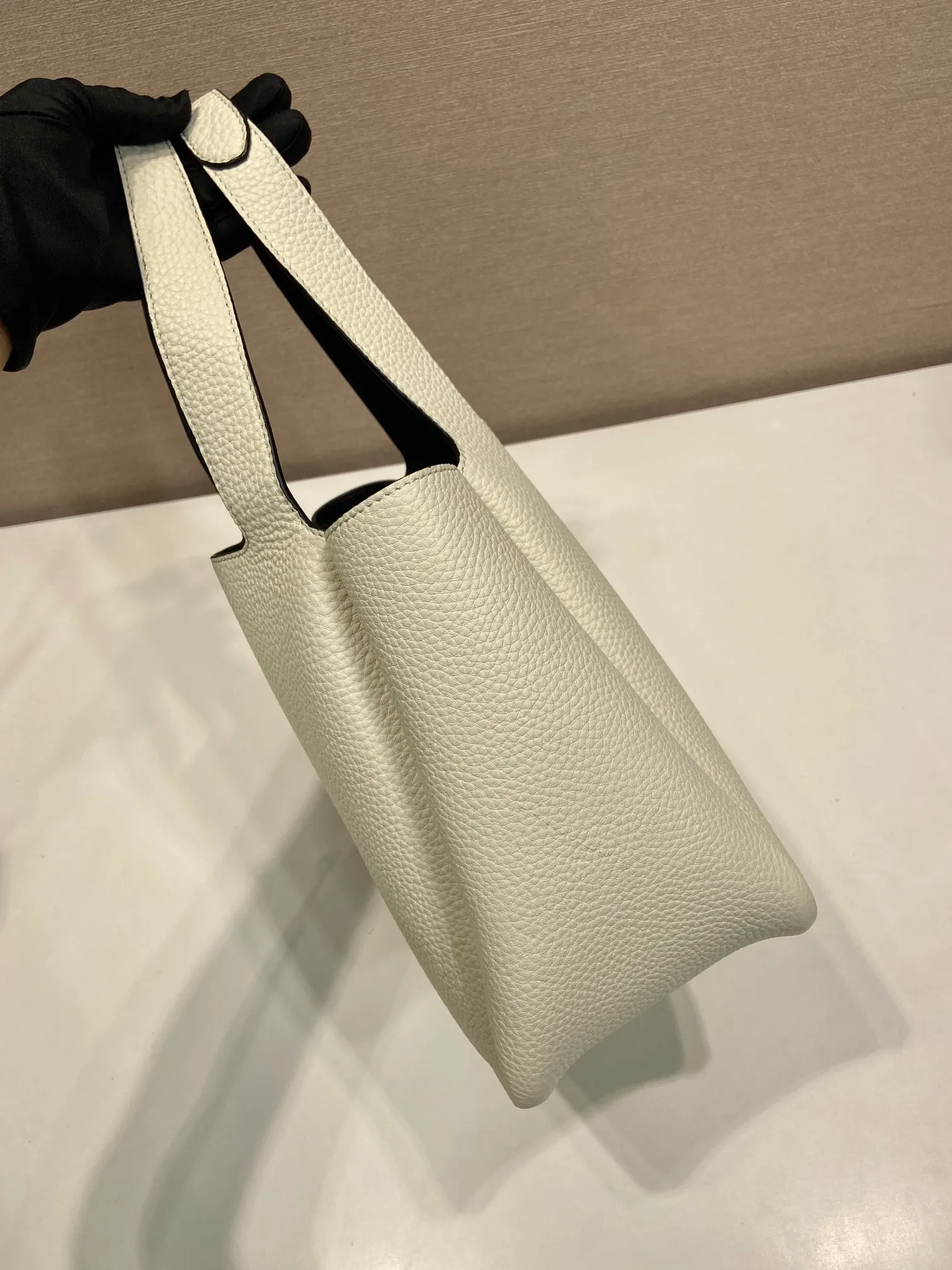 💰1700 ✨New Bucket Bag✨1BG335😘The latest vegetable basket😘😘 Made of soft and delicate calfskin vegetable basket tote underarm bag, with imported sheepskin inside, top-grade white lace hardware, the overall feel is very soft/lightweight😘😘There are many compartments, it can be carried by hand or used as an under-the-hood bag, and it can be matched with different clothes. So beautiful😘😘Hurry up and get it🙊 Length 25x height 21.5x base 14cm👏👏👏💰💰