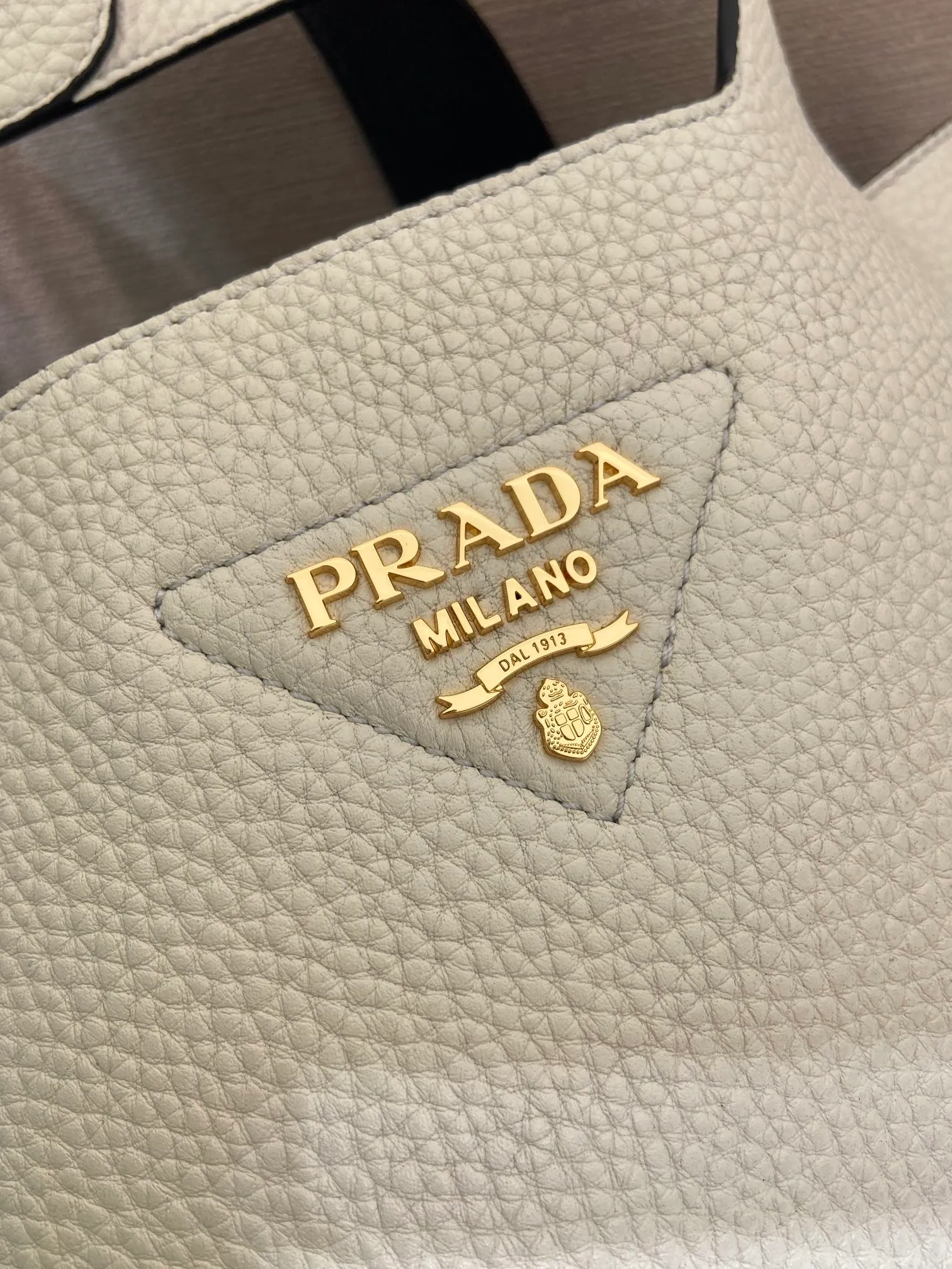 💰1700 ✨New Bucket Bag✨1BG335😘The latest vegetable basket😘😘 Made of soft and delicate calfskin vegetable basket tote underarm bag, with imported sheepskin inside, top-grade white lace hardware, the overall feel is very soft/lightweight😘😘There are many compartments, it can be carried by hand or used as an under-the-hood bag, and it can be matched with different clothes. So beautiful😘😘Hurry up and get it🙊 Length 25x height 21.5x base 14cm👏👏👏💰💰