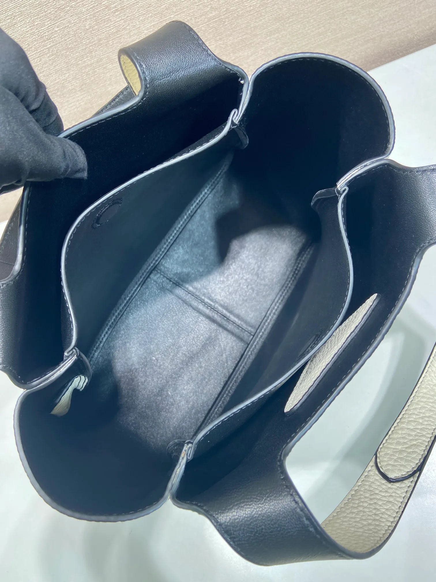 💰1700 ✨New Bucket Bag✨1BG335😘The latest vegetable basket😘😘 Made of soft and delicate calfskin vegetable basket tote underarm bag, with imported sheepskin inside, top-grade white lace hardware, the overall feel is very soft/lightweight😘😘There are many compartments, it can be carried by hand or used as an under-the-hood bag, and it can be matched with different clothes. So beautiful😘😘Hurry up and get it🙊 Length 25x height 21.5x base 14cm👏👏👏💰💰