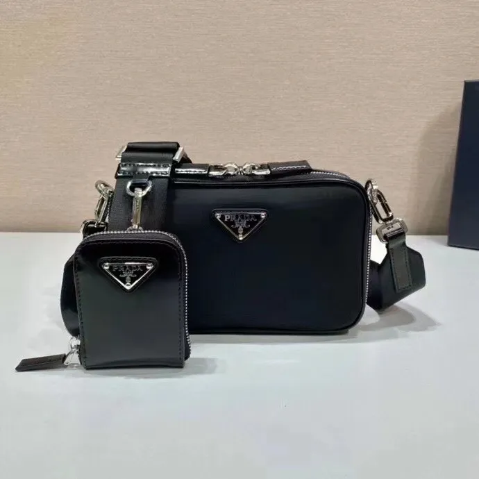 p720¥🎉New small messenger bag🎉2VH070/patent leather🎉🎉This modern handbag outlines simple lines and is equipped with a detachable and adjustable long woven shoulder strap😘The shoulder strap is equipped with a detachable small bag😘By Imported nylon fabric and glossy cowhide design, it looks classic and original temperament and modern fashion🎉🎉Large capacity, worth having, get it now🎉🎉Length 19x Height 12.5x Bottom 5.5cm🎉🎉🎉