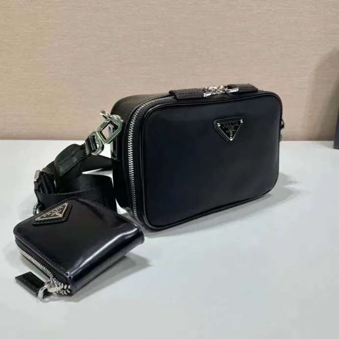 p720¥🎉New small messenger bag🎉2VH070/patent leather🎉🎉This modern handbag outlines simple lines and is equipped with a detachable and adjustable long woven shoulder strap😘The shoulder strap is equipped with a detachable small bag😘By Imported nylon fabric and glossy cowhide design, it looks classic and original temperament and modern fashion🎉🎉Large capacity, worth having, get it now🎉🎉Length 19x Height 12.5x Bottom 5.5cm🎉🎉🎉