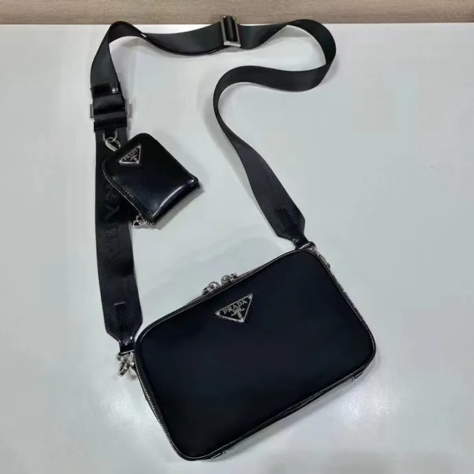 p720¥🎉New small messenger bag🎉2VH070/patent leather🎉🎉This modern handbag outlines simple lines and is equipped with a detachable and adjustable long woven shoulder strap😘The shoulder strap is equipped with a detachable small bag😘By Imported nylon fabric and glossy cowhide design, it looks classic and original temperament and modern fashion🎉🎉Large capacity, worth having, get it now🎉🎉Length 19x Height 12.5x Bottom 5.5cm🎉🎉🎉