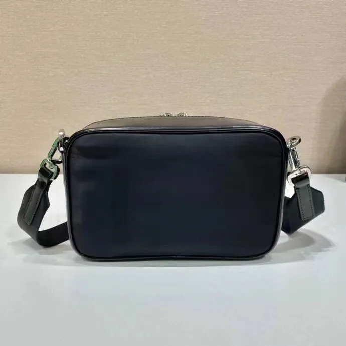 p720¥🎉New small messenger bag🎉2VH070/patent leather🎉🎉This modern handbag outlines simple lines and is equipped with a detachable and adjustable long woven shoulder strap😘The shoulder strap is equipped with a detachable small bag😘By Imported nylon fabric and glossy cowhide design, it looks classic and original temperament and modern fashion🎉🎉Large capacity, worth having, get it now🎉🎉Length 19x Height 12.5x Bottom 5.5cm🎉🎉🎉