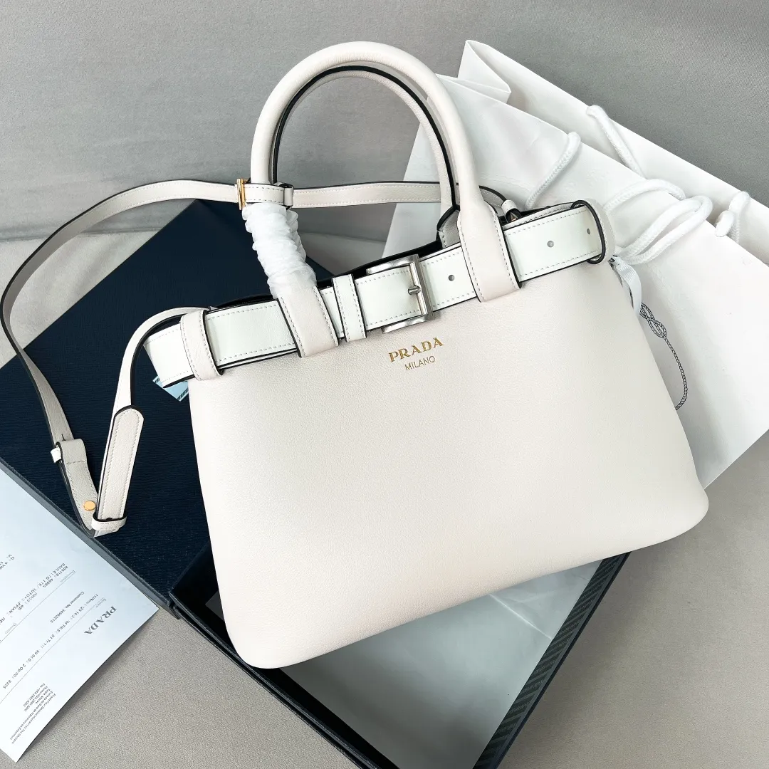 💰2040✨New product launch✨2024 early spring new medium wide drawstring leather handbag 1Ba434 Newly designed leather belt with unique style makes the bag infinitely dynamic. Made of chic and noble lambskin. Elegant and simple body design. Classic gold logo logo on the front. Equipped with adjustable shoulder straps, can be carried or worn cross-body. It has three compartments to meet exquisite storage needs. The perfect details are comparable to those of a brick cabinet. Super 5🌟 size: 32*23*11cm white