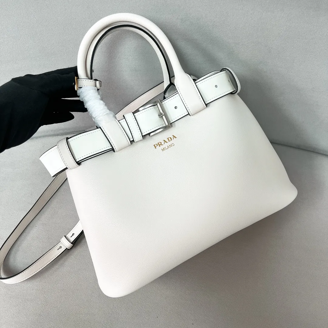 💰2040✨New product launch✨2024 early spring new medium wide drawstring leather handbag 1Ba434 Newly designed leather belt with unique style makes the bag infinitely dynamic. Made of chic and noble lambskin. Elegant and simple body design. Classic gold logo logo on the front. Equipped with adjustable shoulder straps, can be carried or worn cross-body. It has three compartments to meet exquisite storage needs. The perfect details are comparable to those of a brick cabinet. Super 5🌟 size: 32*23*11cm white
