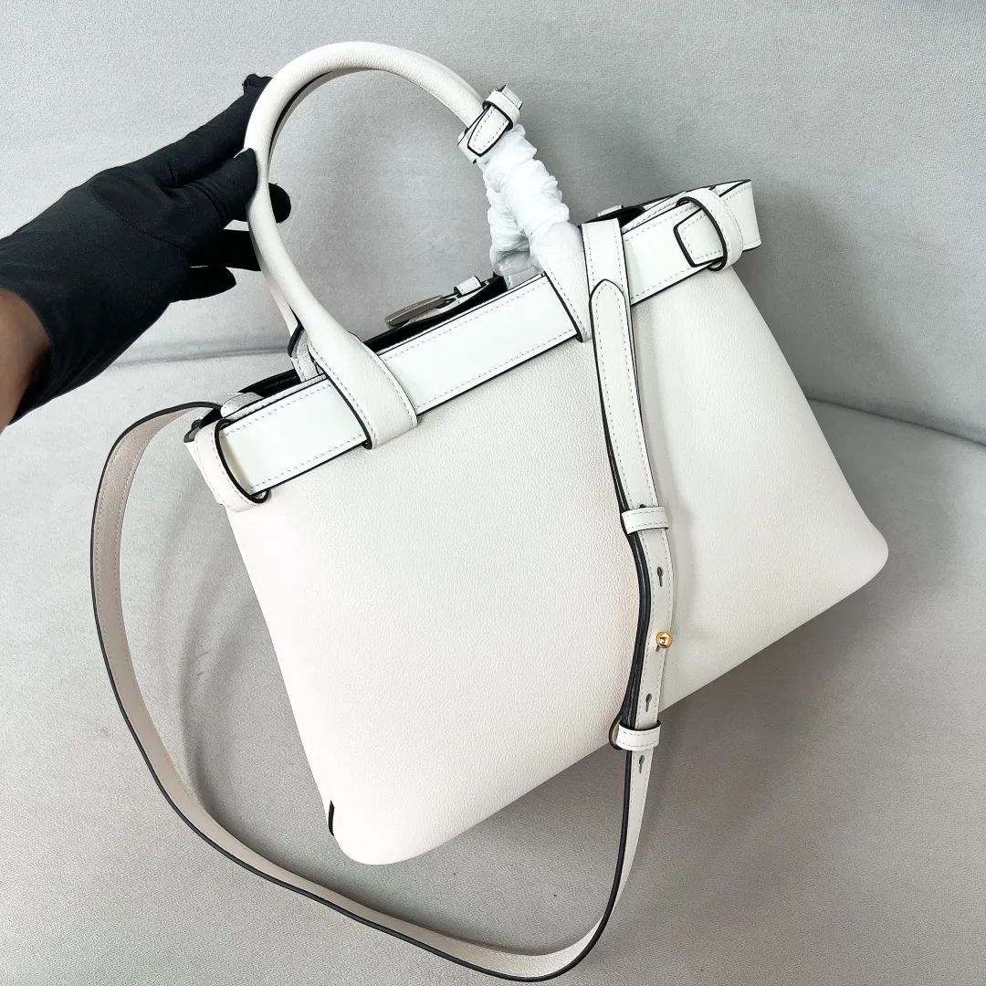 💰2040✨New product launch✨2024 early spring new medium wide drawstring leather handbag 1Ba434 Newly designed leather belt with unique style makes the bag infinitely dynamic. Made of chic and noble lambskin. Elegant and simple body design. Classic gold logo logo on the front. Equipped with adjustable shoulder straps, can be carried or worn cross-body. It has three compartments to meet exquisite storage needs. The perfect details are comparable to those of a brick cabinet. Super 5🌟 size: 32*23*11cm white