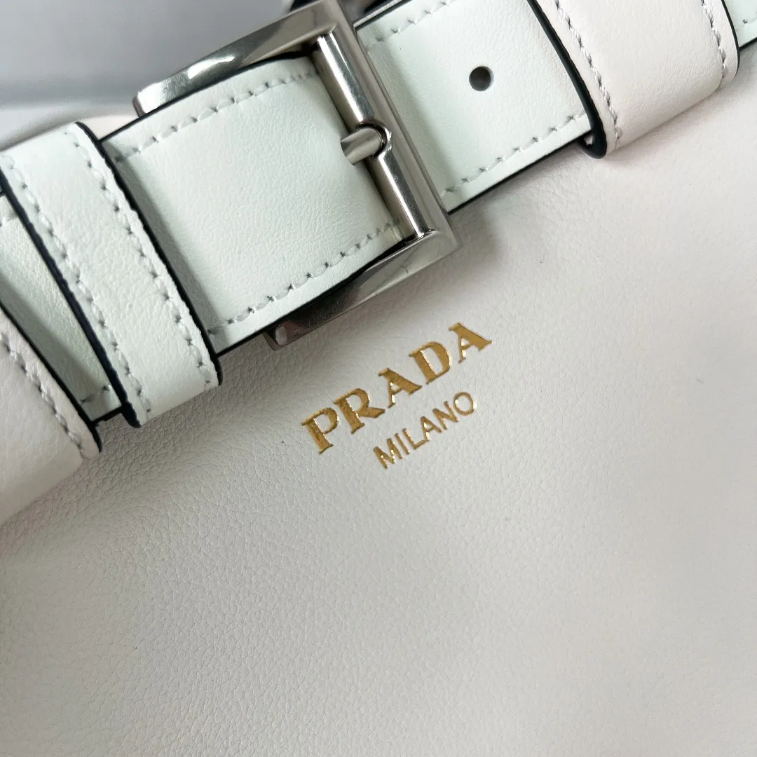 💰2040✨New product launch✨2024 early spring new medium wide drawstring leather handbag 1Ba434 Newly designed leather belt with unique style makes the bag infinitely dynamic. Made of chic and noble lambskin. Elegant and simple body design. Classic gold logo logo on the front. Equipped with adjustable shoulder straps, can be carried or worn cross-body. It has three compartments to meet exquisite storage needs. The perfect details are comparable to those of a brick cabinet. Super 5🌟 size: 32*23*11cm white