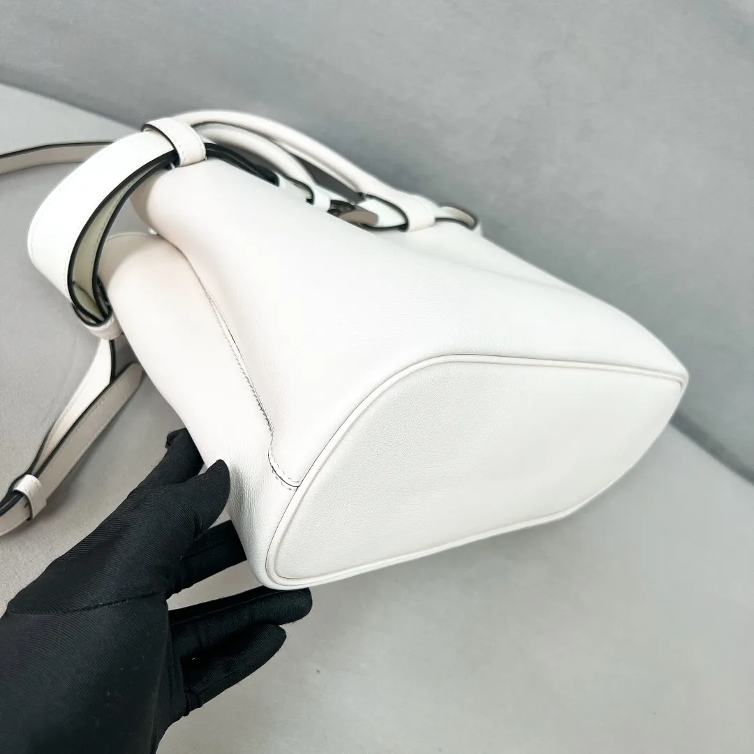 💰2040✨New product launch✨2024 early spring new medium wide drawstring leather handbag 1Ba434 Newly designed leather belt with unique style makes the bag infinitely dynamic. Made of chic and noble lambskin. Elegant and simple body design. Classic gold logo logo on the front. Equipped with adjustable shoulder straps, can be carried or worn cross-body. It has three compartments to meet exquisite storage needs. The perfect details are comparable to those of a brick cabinet. Super 5🌟 size: 32*23*11cm white