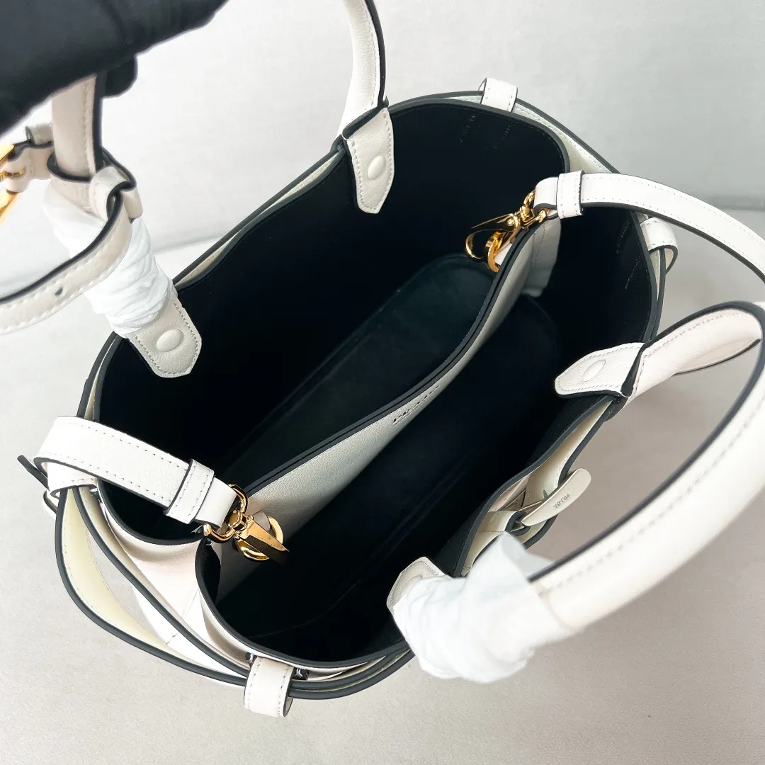 💰2040✨New product launch✨2024 early spring new medium wide drawstring leather handbag 1Ba434 Newly designed leather belt with unique style makes the bag infinitely dynamic. Made of chic and noble lambskin. Elegant and simple body design. Classic gold logo logo on the front. Equipped with adjustable shoulder straps, can be carried or worn cross-body. It has three compartments to meet exquisite storage needs. The perfect details are comparable to those of a brick cabinet. Super 5🌟 size: 32*23*11cm white