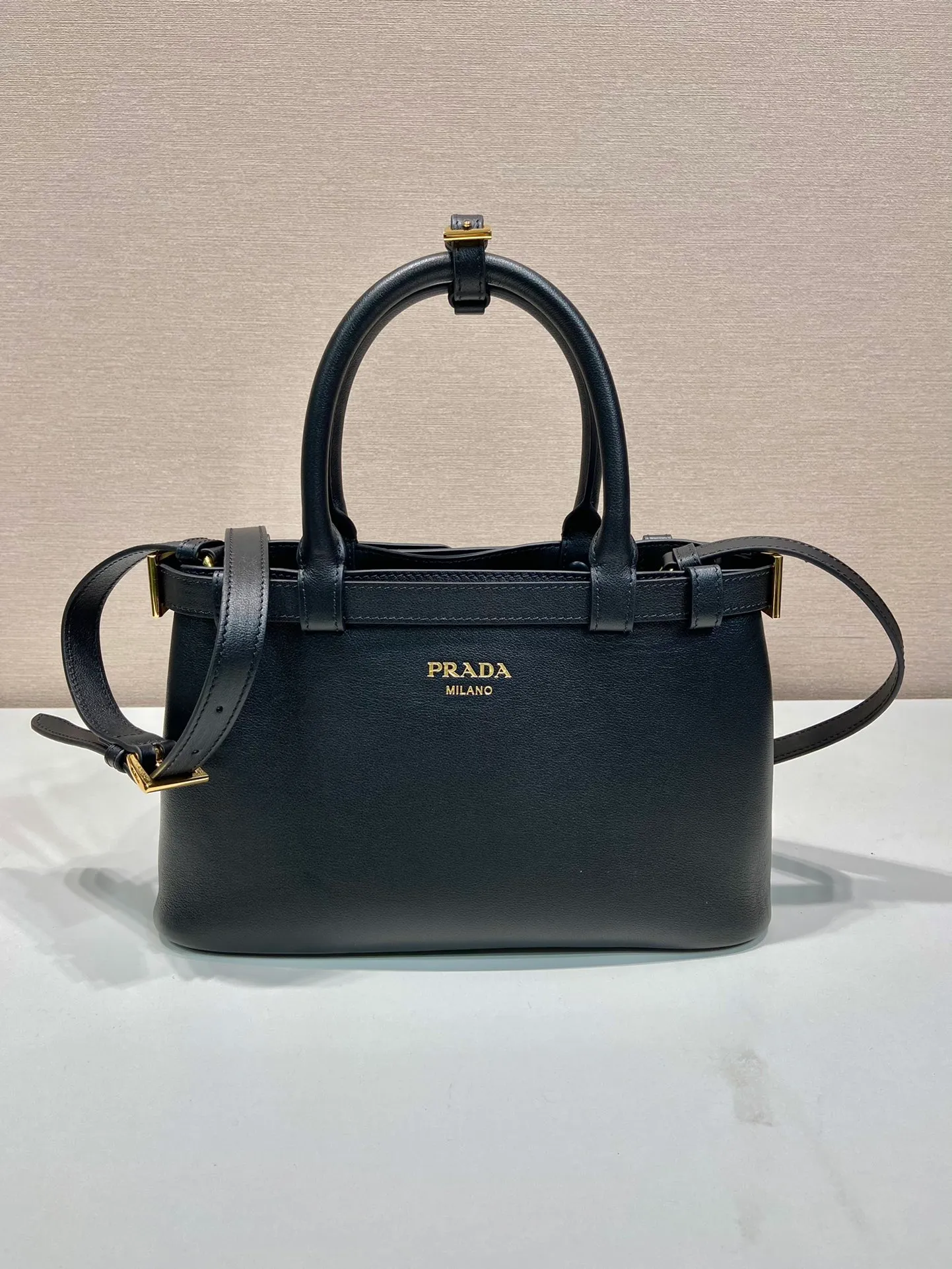 💰1840🎉New product🎉1BA418 small size🎉🎉 This handbag is made of imported calfskin, with imported soft sheepskin interior. It has a three-compartment design and a detachable/adjustable long shoulder strap. It has a modern and simple style and incorporates exquisite and delicate details. Simple and elegant, fashionable and practical, it is an eternal hit. Baby, hurry up and get it🎉🎉 Length 28x height 18x ​​bottom 10.5cm🎉🎉🎉👏👏👏