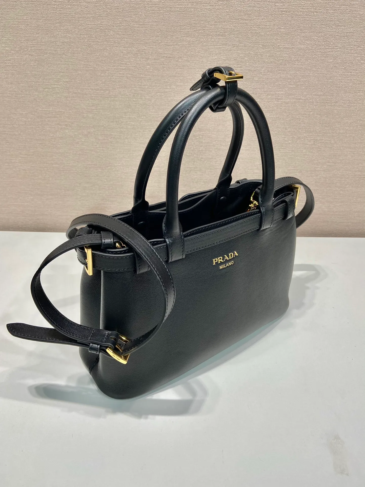 💰1840🎉New product🎉1BA418 small size🎉🎉 This handbag is made of imported calfskin, with imported soft sheepskin interior. It has a three-compartment design and a detachable/adjustable long shoulder strap. It has a modern and simple style and incorporates exquisite and delicate details. Simple and elegant, fashionable and practical, it is an eternal hit. Baby, hurry up and get it🎉🎉 Length 28x height 18x ​​bottom 10.5cm🎉🎉🎉👏👏👏