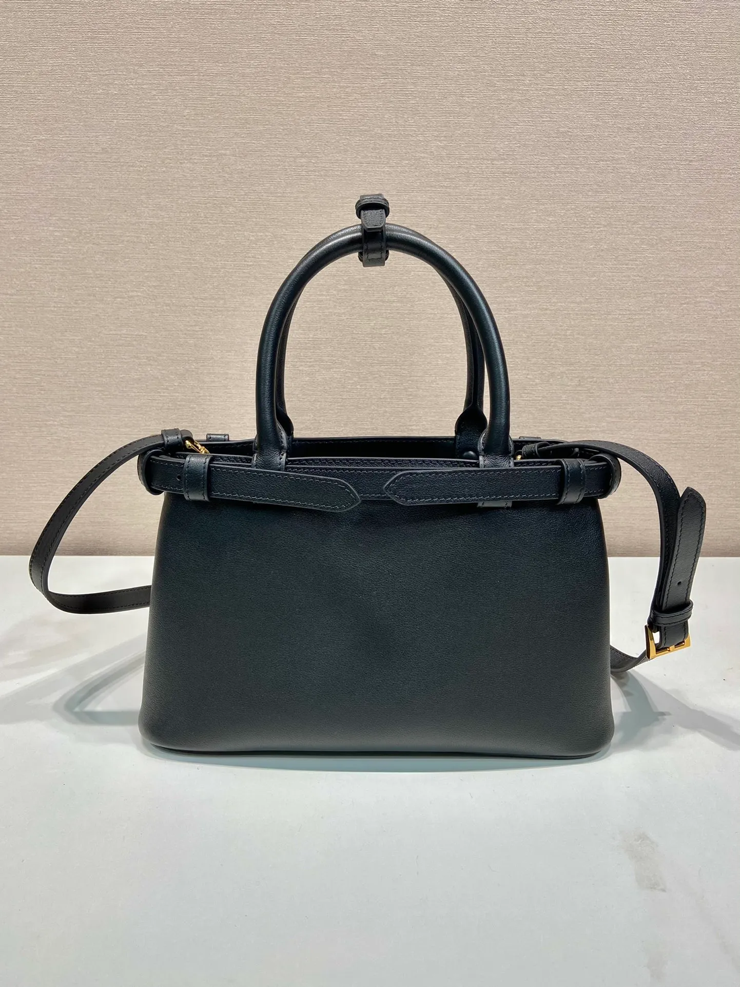 💰1840🎉New product🎉1BA418 small size🎉🎉 This handbag is made of imported calfskin, with imported soft sheepskin interior. It has a three-compartment design and a detachable/adjustable long shoulder strap. It has a modern and simple style and incorporates exquisite and delicate details. Simple and elegant, fashionable and practical, it is an eternal hit. Baby, hurry up and get it🎉🎉 Length 28x height 18x ​​bottom 10.5cm🎉🎉🎉👏👏👏