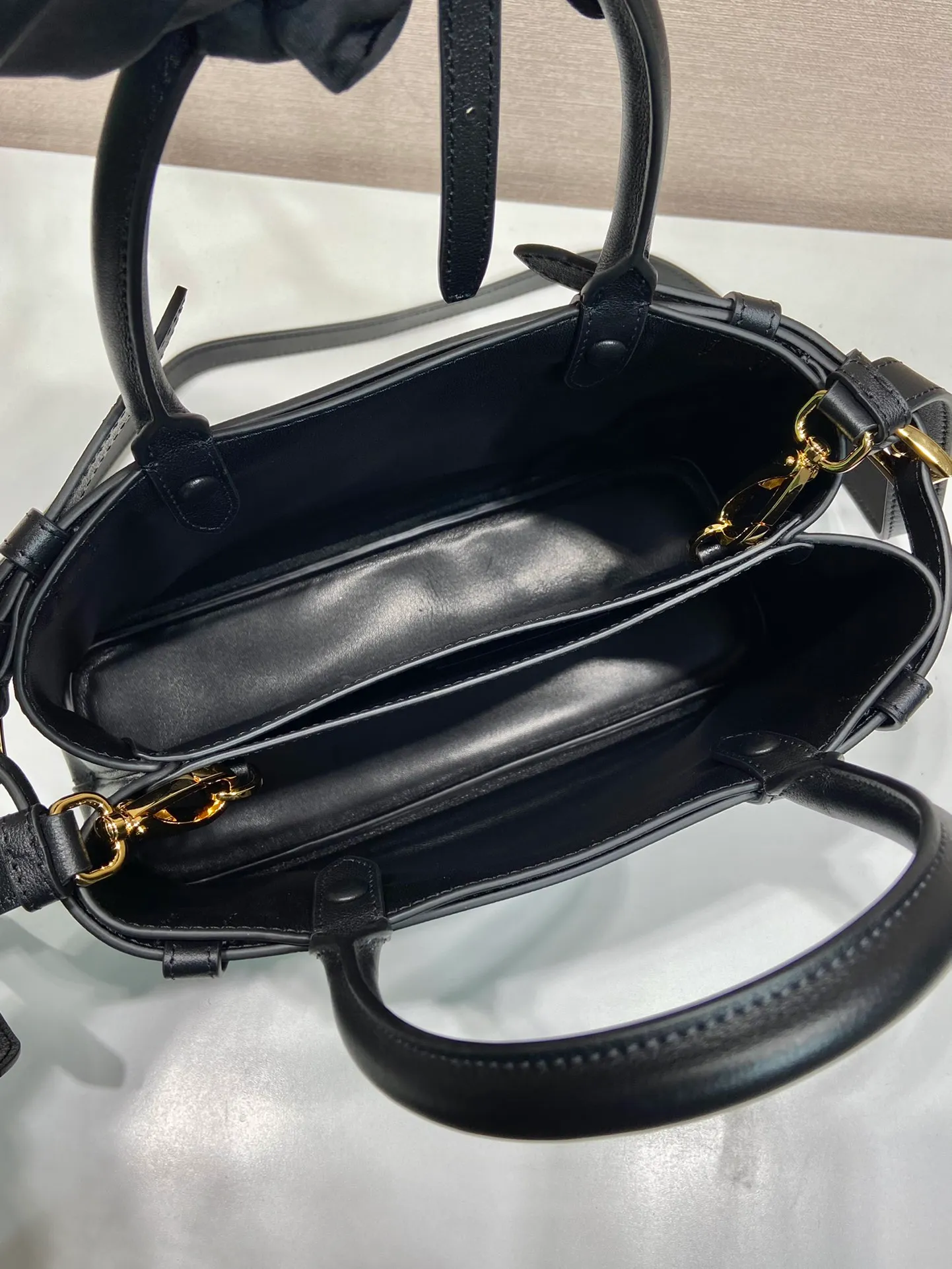 💰1840🎉New product🎉1BA418 small size🎉🎉 This handbag is made of imported calfskin, with imported soft sheepskin interior. It has a three-compartment design and a detachable/adjustable long shoulder strap. It has a modern and simple style and incorporates exquisite and delicate details. Simple and elegant, fashionable and practical, it is an eternal hit. Baby, hurry up and get it🎉🎉 Length 28x height 18x ​​bottom 10.5cm🎉🎉🎉👏👏👏