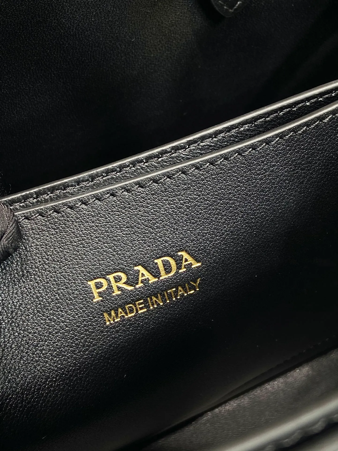 💰1840🎉New product🎉1BA418 small size🎉🎉 This handbag is made of imported calfskin, with imported soft sheepskin interior. It has a three-compartment design and a detachable/adjustable long shoulder strap. It has a modern and simple style and incorporates exquisite and delicate details. Simple and elegant, fashionable and practical, it is an eternal hit. Baby, hurry up and get it🎉🎉 Length 28x height 18x ​​bottom 10.5cm🎉🎉🎉👏👏👏
