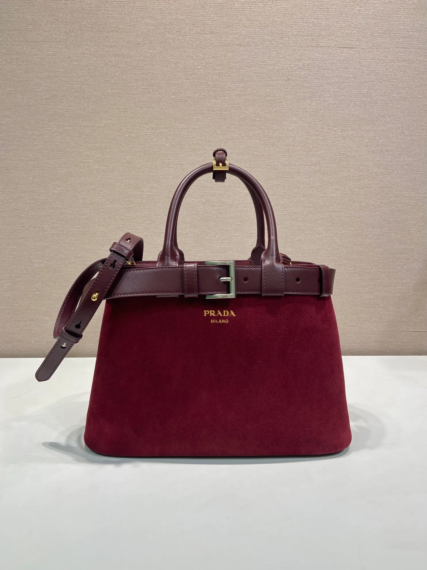 💰1760🎉New women's bag🎉1BA434 suede🎉🎉 This handheld women's bag is made of imported suede (nubuck leather) and imported sheepskin. Simple lines and exquisite elements interweave, interpreting the design aesthetic of both elegance and functionality. It not only embodies the modern and simple style, but also comes with replaceable straps and detachable and adjustable long shoulder straps, adding a unique personality embellishment to the entire look. Modern and versatile. Babies who like it, hurry up and get it🎉🎉 Length 32x Height 23x Bottom 11cm🎉🎉🎉👏👏👏