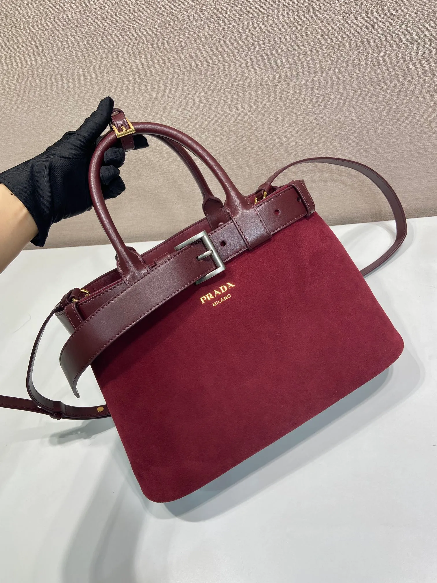 💰1760🎉New women's bag🎉1BA434 suede🎉🎉 This handheld women's bag is made of imported suede (nubuck leather) and imported sheepskin. Simple lines and exquisite elements interweave, interpreting the design aesthetic of both elegance and functionality. It not only embodies the modern and simple style, but also comes with replaceable straps and detachable and adjustable long shoulder straps, adding a unique personality embellishment to the entire look. Modern and versatile. Babies who like it, hurry up and get it🎉🎉 Length 32x Height 23x Bottom 11cm🎉🎉🎉👏👏👏