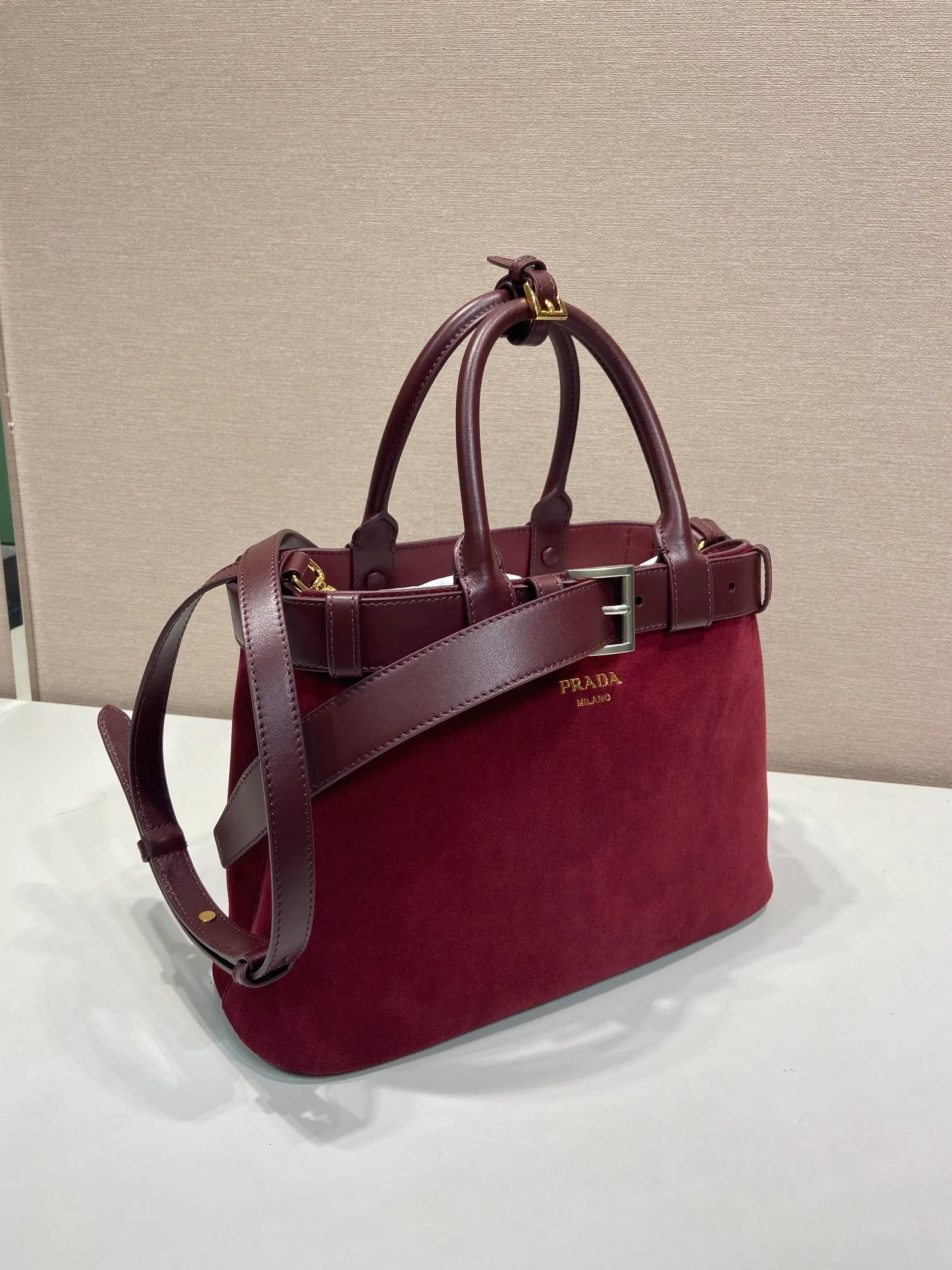 💰1760🎉New women's bag🎉1BA434 suede🎉🎉 This handheld women's bag is made of imported suede (nubuck leather) and imported sheepskin. Simple lines and exquisite elements interweave, interpreting the design aesthetic of both elegance and functionality. It not only embodies the modern and simple style, but also comes with replaceable straps and detachable and adjustable long shoulder straps, adding a unique personality embellishment to the entire look. Modern and versatile. Babies who like it, hurry up and get it🎉🎉 Length 32x Height 23x Bottom 11cm🎉🎉🎉👏👏👏
