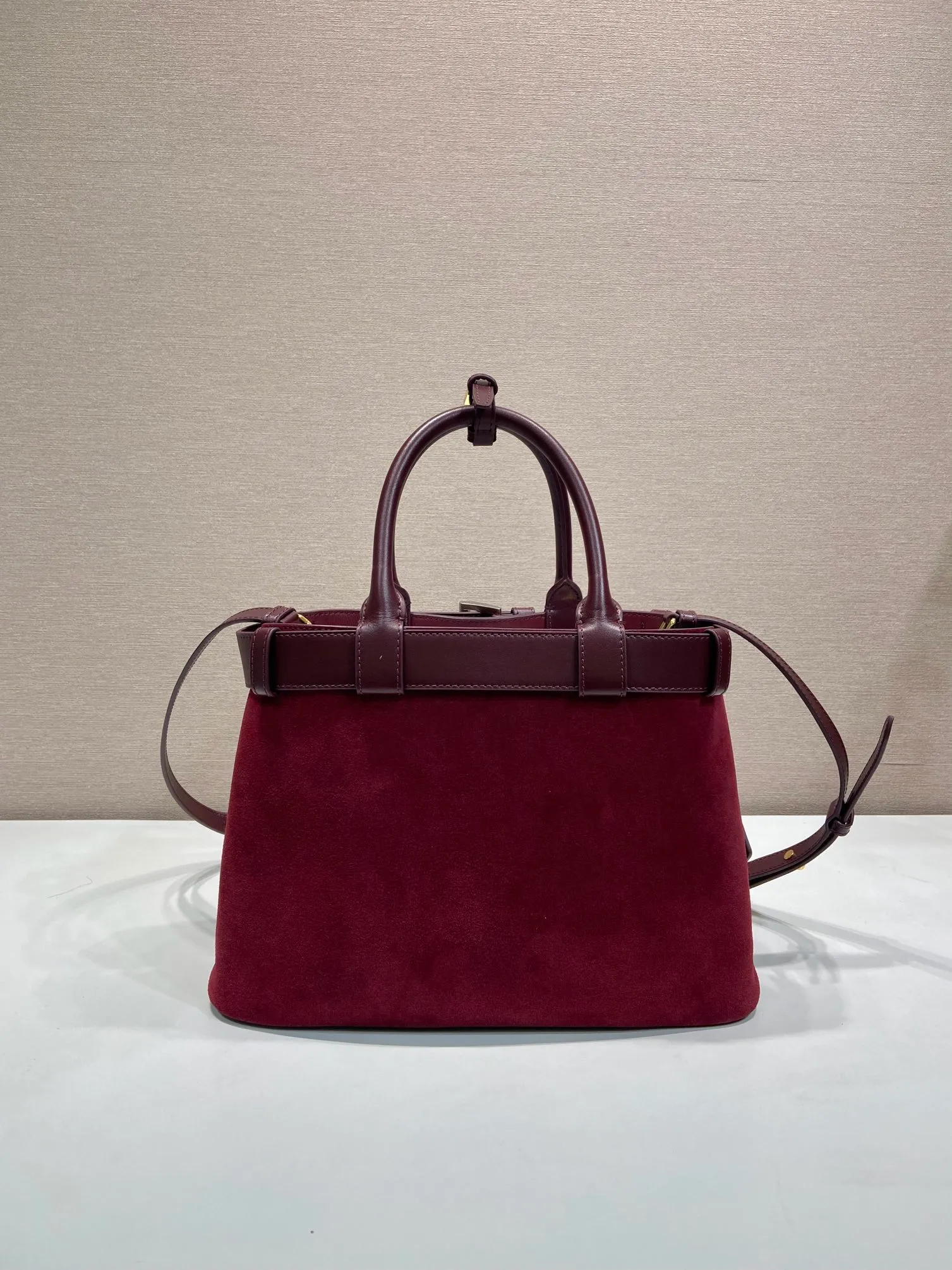💰1760🎉New women's bag🎉1BA434 suede🎉🎉 This handheld women's bag is made of imported suede (nubuck leather) and imported sheepskin. Simple lines and exquisite elements interweave, interpreting the design aesthetic of both elegance and functionality. It not only embodies the modern and simple style, but also comes with replaceable straps and detachable and adjustable long shoulder straps, adding a unique personality embellishment to the entire look. Modern and versatile. Babies who like it, hurry up and get it🎉🎉 Length 32x Height 23x Bottom 11cm🎉🎉🎉👏👏👏