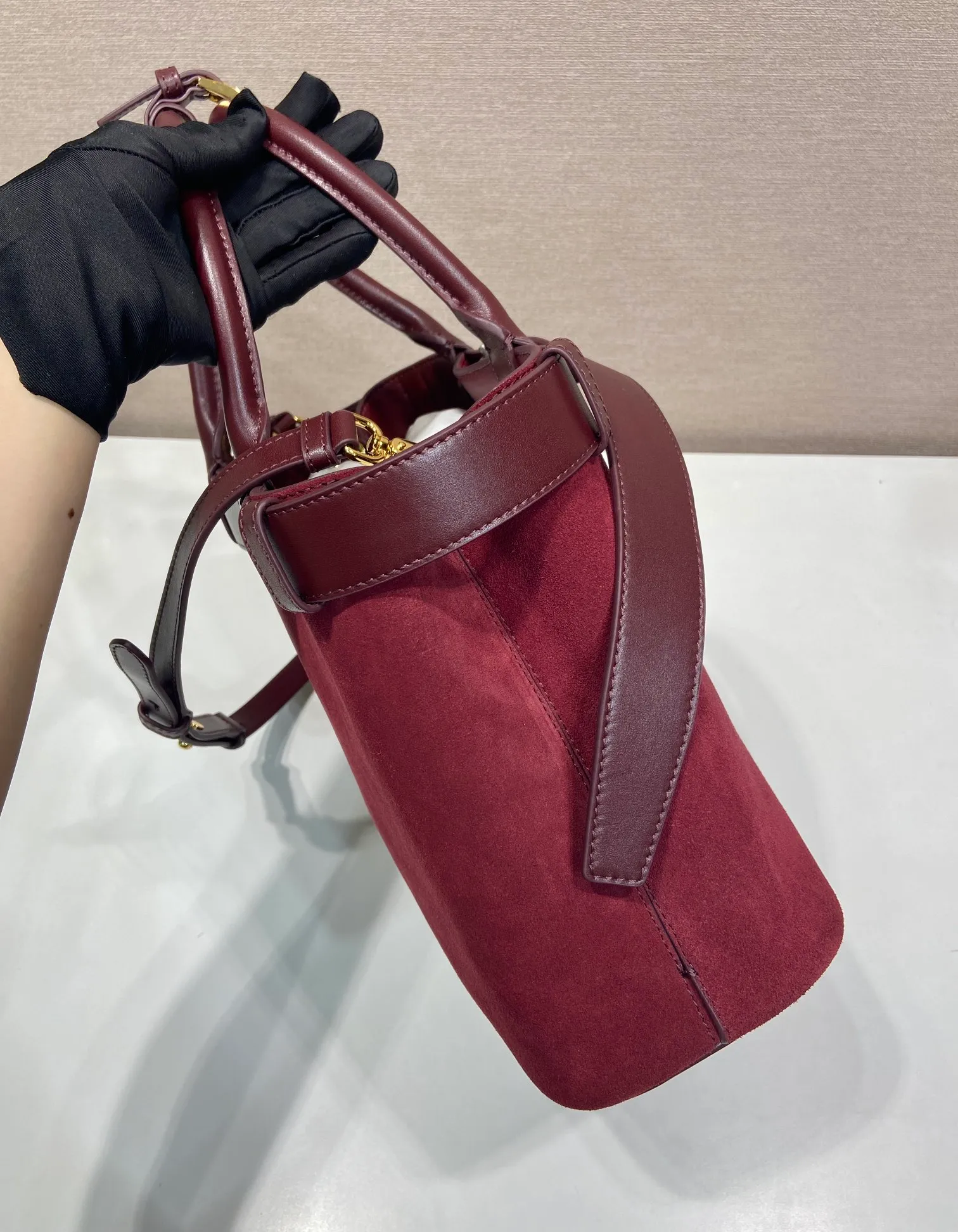 💰1760🎉New women's bag🎉1BA434 suede🎉🎉 This handheld women's bag is made of imported suede (nubuck leather) and imported sheepskin. Simple lines and exquisite elements interweave, interpreting the design aesthetic of both elegance and functionality. It not only embodies the modern and simple style, but also comes with replaceable straps and detachable and adjustable long shoulder straps, adding a unique personality embellishment to the entire look. Modern and versatile. Babies who like it, hurry up and get it🎉🎉 Length 32x Height 23x Bottom 11cm🎉🎉🎉👏👏👏
