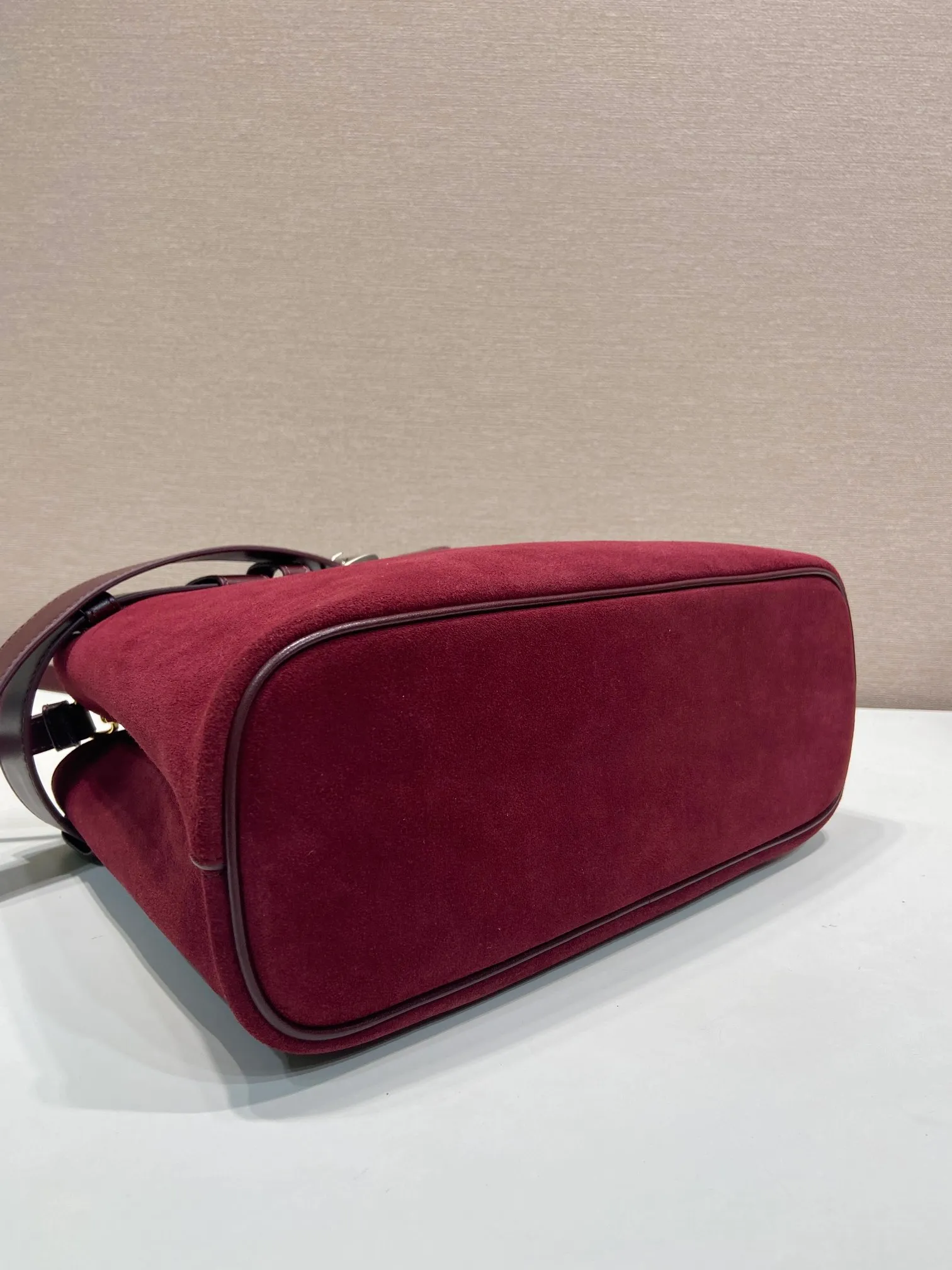 💰1760🎉New women's bag🎉1BA434 suede🎉🎉 This handheld women's bag is made of imported suede (nubuck leather) and imported sheepskin. Simple lines and exquisite elements interweave, interpreting the design aesthetic of both elegance and functionality. It not only embodies the modern and simple style, but also comes with replaceable straps and detachable and adjustable long shoulder straps, adding a unique personality embellishment to the entire look. Modern and versatile. Babies who like it, hurry up and get it🎉🎉 Length 32x Height 23x Bottom 11cm🎉🎉🎉👏👏👏