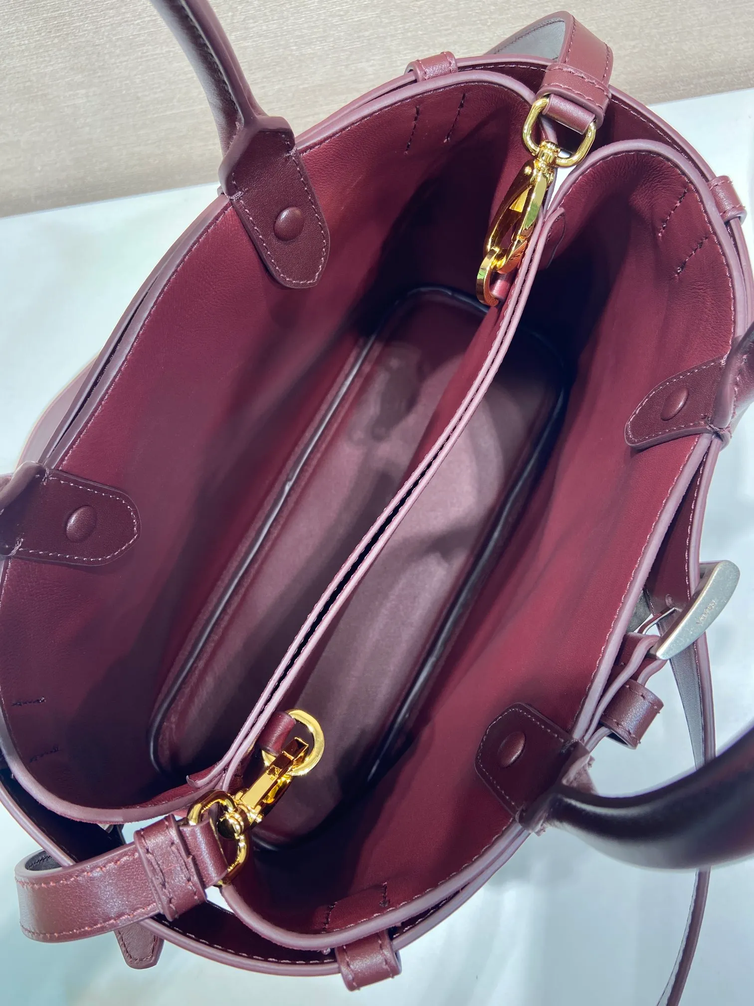 💰1760🎉New women's bag🎉1BA434 suede🎉🎉 This handheld women's bag is made of imported suede (nubuck leather) and imported sheepskin. Simple lines and exquisite elements interweave, interpreting the design aesthetic of both elegance and functionality. It not only embodies the modern and simple style, but also comes with replaceable straps and detachable and adjustable long shoulder straps, adding a unique personality embellishment to the entire look. Modern and versatile. Babies who like it, hurry up and get it🎉🎉 Length 32x Height 23x Bottom 11cm🎉🎉🎉👏👏👏