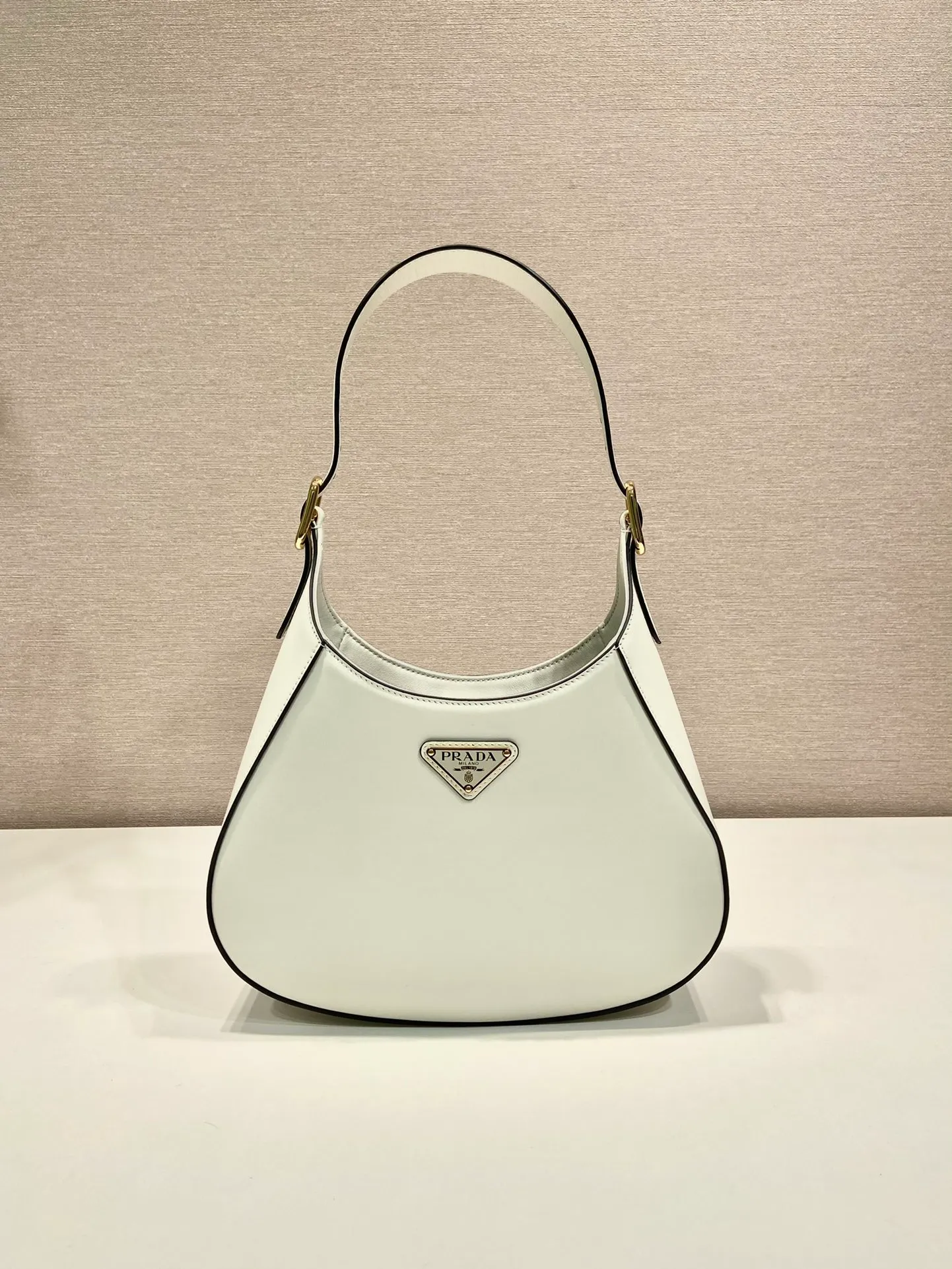 💰1500🎉New Cleo🎉1BC179 new armpit bag🎉🎉 This crossbody bag is made of imported calf bag with imported sheepskin inside. It is very stylish whether it is carried in the hand or on the shoulder, and the upper body effect is great. The capacity and practicality must be strong, the hand feel is soft, and it has a full sense of luxury. My favorite babies. Hurry up and get it. Size: length 27x height 19x bottom 5cm🎉🎉🎉👏👏👏
