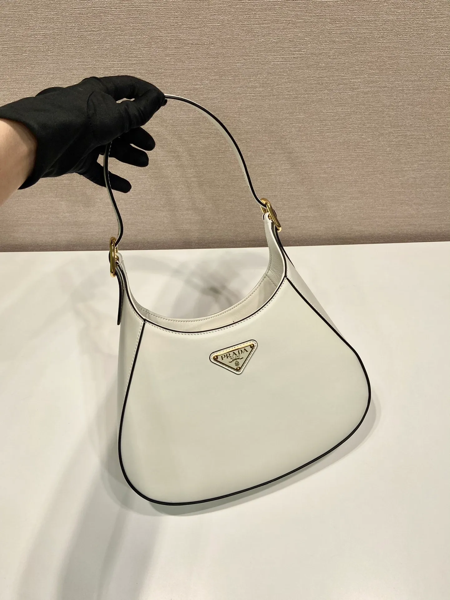 💰1500🎉New Cleo🎉1BC179 new armpit bag🎉🎉 This crossbody bag is made of imported calf bag with imported sheepskin inside. It is very stylish whether it is carried in the hand or on the shoulder, and the upper body effect is great. The capacity and practicality must be strong, the hand feel is soft, and it has a full sense of luxury. My favorite babies. Hurry up and get it. Size: length 27x height 19x bottom 5cm🎉🎉🎉👏👏👏