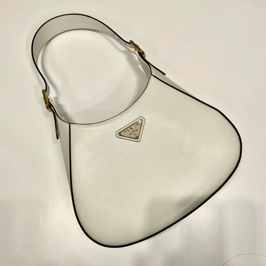 💰1500🎉New Cleo🎉1BC179 new armpit bag🎉🎉 This crossbody bag is made of imported calf bag with imported sheepskin inside. It is very stylish whether it is carried in the hand or on the shoulder, and the upper body effect is great. The capacity and practicality must be strong, the hand feel is soft, and it has a full sense of luxury. My favorite babies. Hurry up and get it. Size: length 27x height 19x bottom 5cm🎉🎉🎉👏👏👏