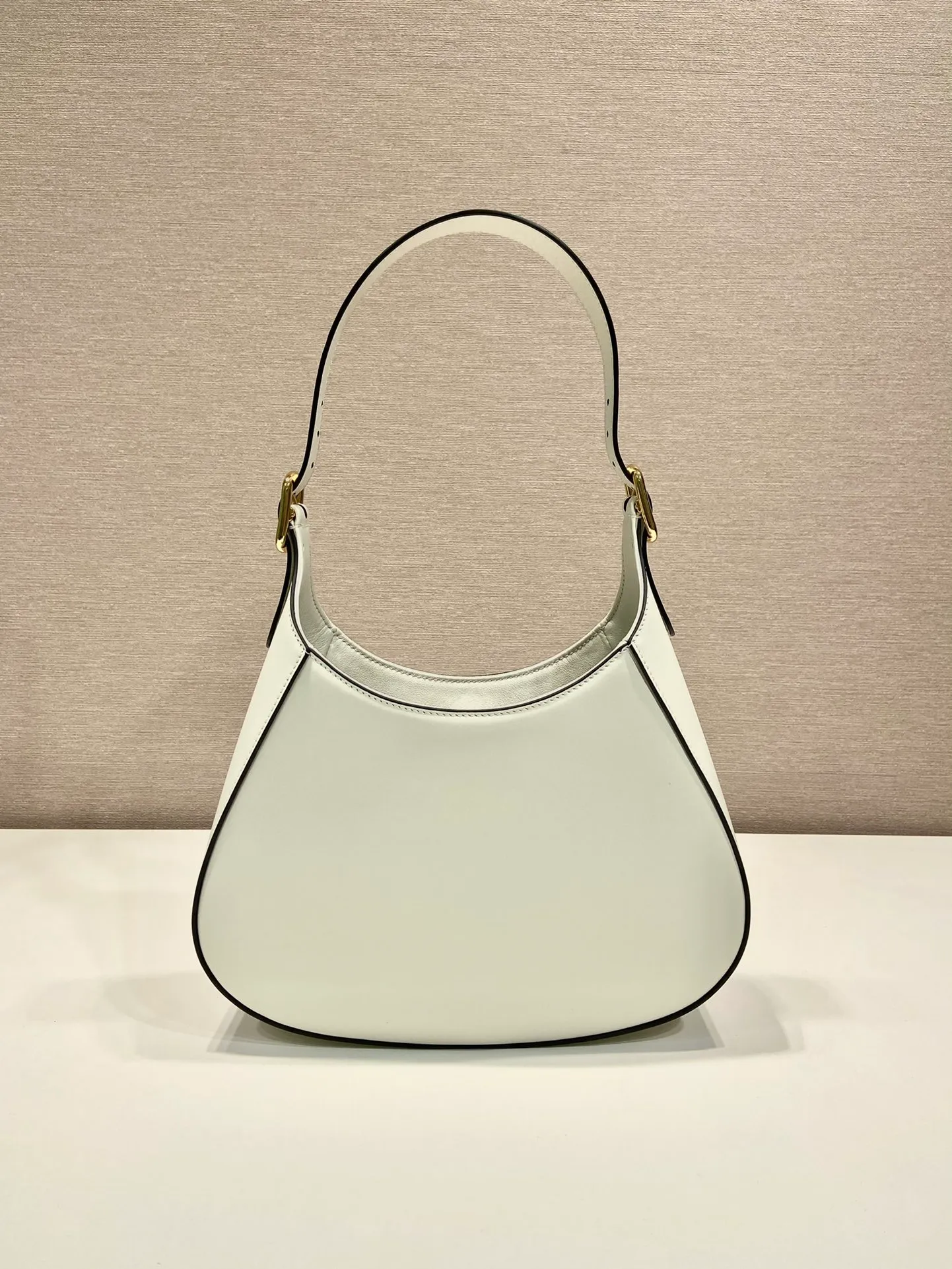💰1500🎉New Cleo🎉1BC179 new armpit bag🎉🎉 This crossbody bag is made of imported calf bag with imported sheepskin inside. It is very stylish whether it is carried in the hand or on the shoulder, and the upper body effect is great. The capacity and practicality must be strong, the hand feel is soft, and it has a full sense of luxury. My favorite babies. Hurry up and get it. Size: length 27x height 19x bottom 5cm🎉🎉🎉👏👏👏