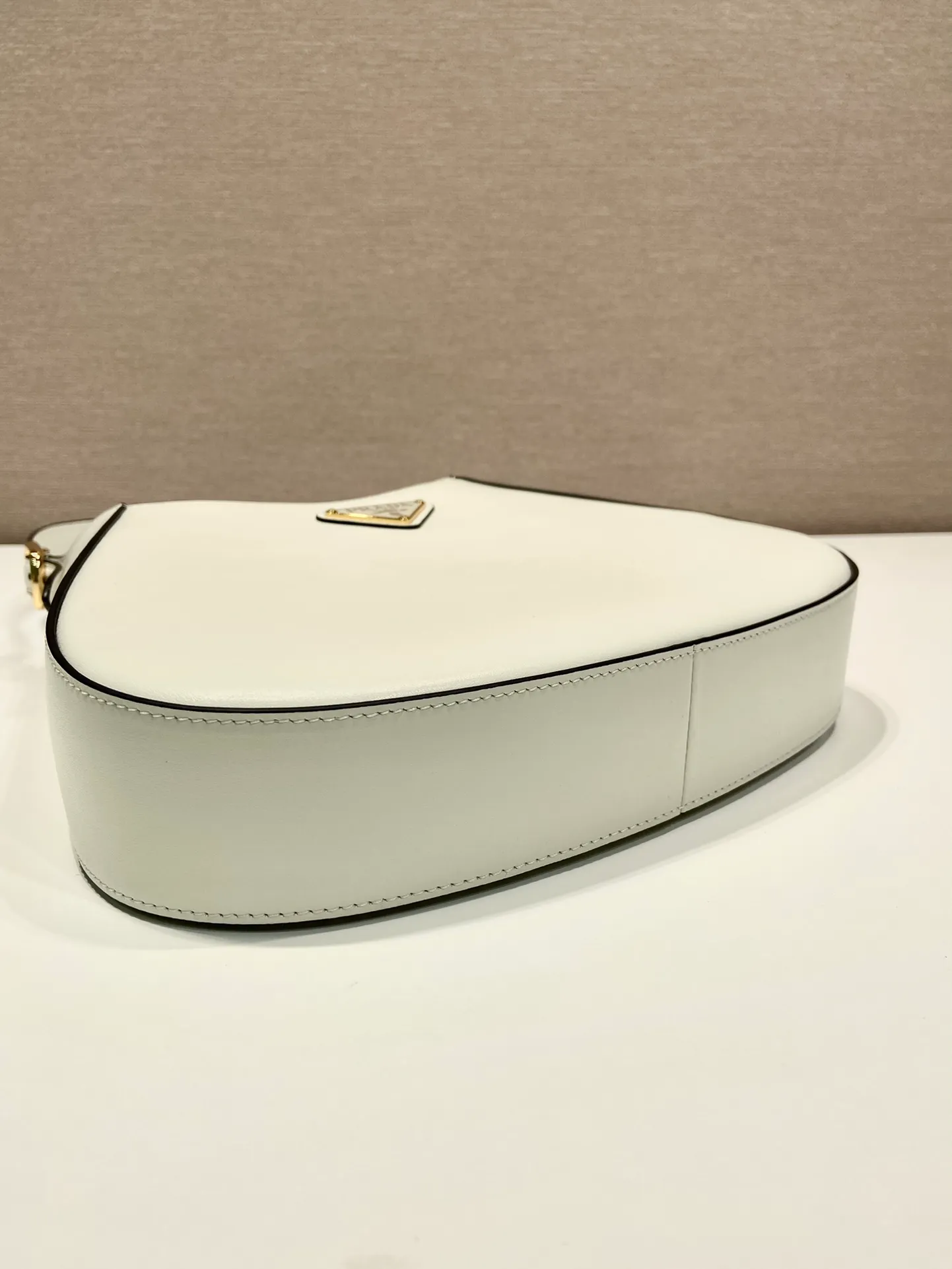 💰1500🎉New Cleo🎉1BC179 new armpit bag🎉🎉 This crossbody bag is made of imported calf bag with imported sheepskin inside. It is very stylish whether it is carried in the hand or on the shoulder, and the upper body effect is great. The capacity and practicality must be strong, the hand feel is soft, and it has a full sense of luxury. My favorite babies. Hurry up and get it. Size: length 27x height 19x bottom 5cm🎉🎉🎉👏👏👏