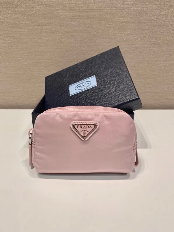 💰280🎉Small clutch🎉1NA339 new product🎉🎉 This clutch is made of innovative Prada Re-Nylon regenerated nylon. The bag has a zipper design, the inner bag is equipped with a zipper pocket, top-grade hardware, large capacity, cards/car keys🔑/lipstick💄/all no problem, babies, the little handbag you have been longing for has arrived👏👏 Length 12x Height 8x Bottom 3.5cm