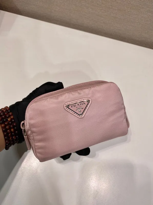 💰280🎉Small clutch🎉1NA339 new product🎉🎉 This clutch is made of innovative Prada Re-Nylon regenerated nylon. The bag has a zipper design, the inner bag is equipped with a zipper pocket, top-grade hardware, large capacity, cards/car keys🔑/lipstick💄/all no problem, babies, the little handbag you have been longing for has arrived👏👏 Length 12x Height 8x Bottom 3.5cm