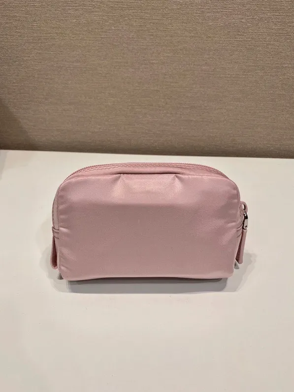 💰280🎉Small clutch🎉1NA339 new product🎉🎉 This clutch is made of innovative Prada Re-Nylon regenerated nylon. The bag has a zipper design, the inner bag is equipped with a zipper pocket, top-grade hardware, large capacity, cards/car keys🔑/lipstick💄/all no problem, babies, the little handbag you have been longing for has arrived👏👏 Length 12x Height 8x Bottom 3.5cm
