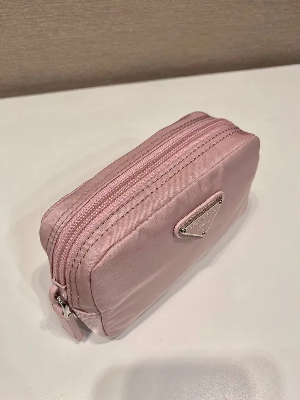 💰280🎉Small clutch🎉1NA339 new product🎉🎉 This clutch is made of innovative Prada Re-Nylon regenerated nylon. The bag has a zipper design, the inner bag is equipped with a zipper pocket, top-grade hardware, large capacity, cards/car keys🔑/lipstick💄/all no problem, babies, the little handbag you have been longing for has arrived👏👏 Length 12x Height 8x Bottom 3.5cm