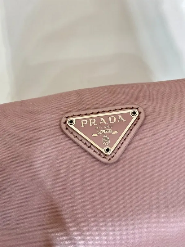 💰280🎉Small clutch🎉1NA339 new product🎉🎉 This clutch is made of innovative Prada Re-Nylon regenerated nylon. The bag has a zipper design, the inner bag is equipped with a zipper pocket, top-grade hardware, large capacity, cards/car keys🔑/lipstick💄/all no problem, babies, the little handbag you have been longing for has arrived👏👏 Length 12x Height 8x Bottom 3.5cm